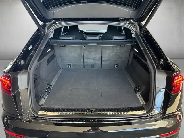 Audi Q8 view 5