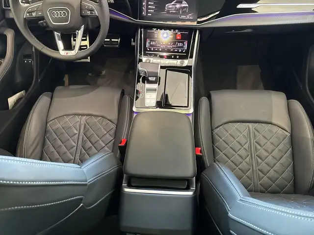 Audi Q8 view 9