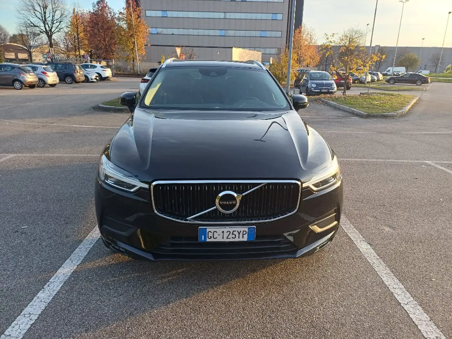 Volvo XC60 B4 (d) AWD Geartronic Momentum Pro Noir - 1