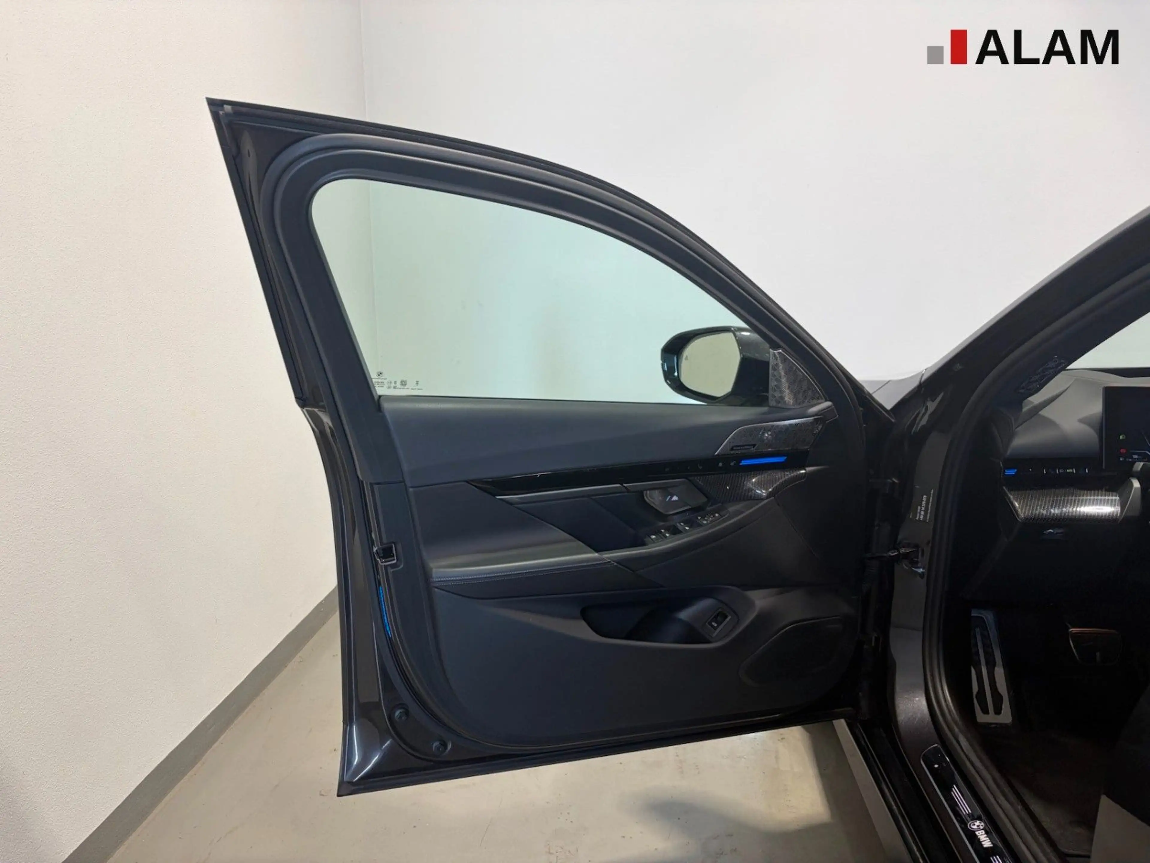 BMW 520 d M Sport ACC Lane Pano Side ViCo B&W Sound — photo 11