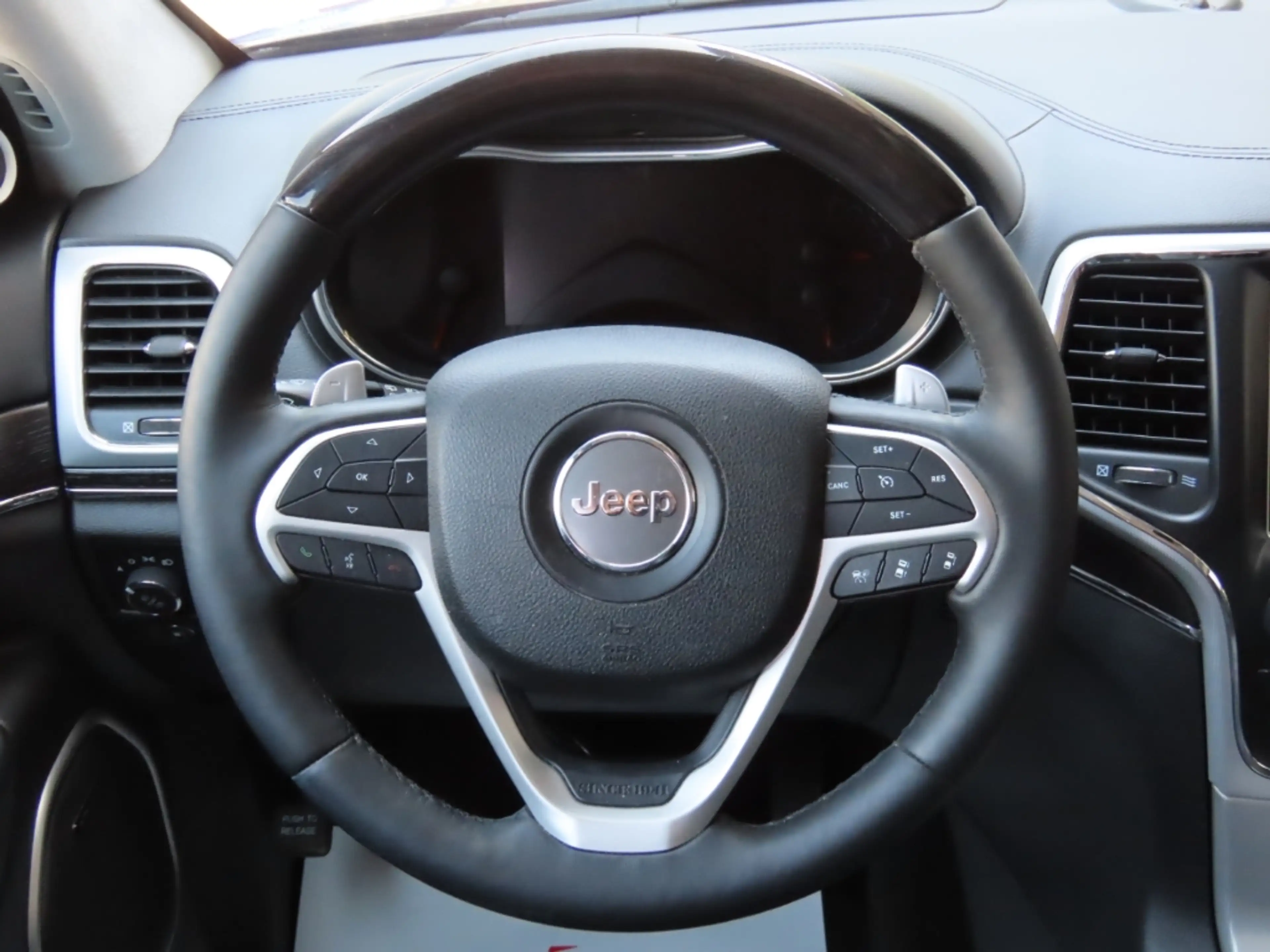 Jeep Grand Cherokee 3.0 CRD Summit ACC*Pano*Memory — photo 11