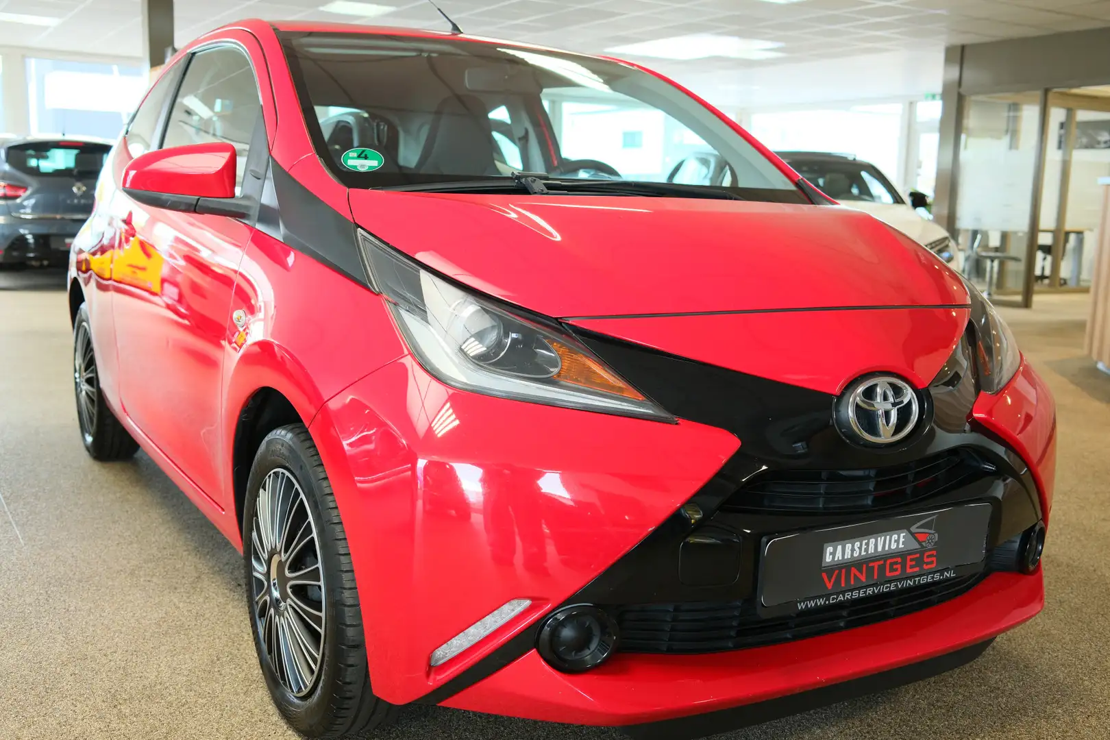 Toyota Aygo 1.0 VVT-i x-play Airco, Cruise control, Tel! Rouge - 2