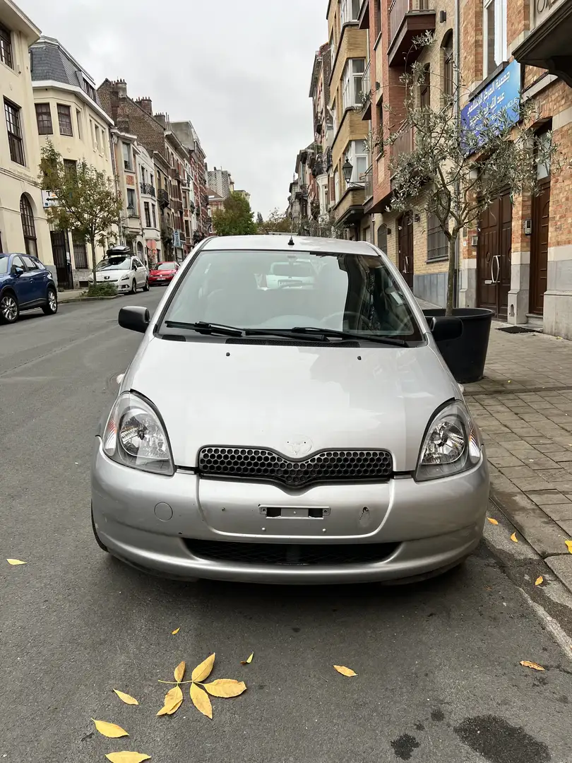 Toyota Yaris 1.0i 16v Linea Terra - 2