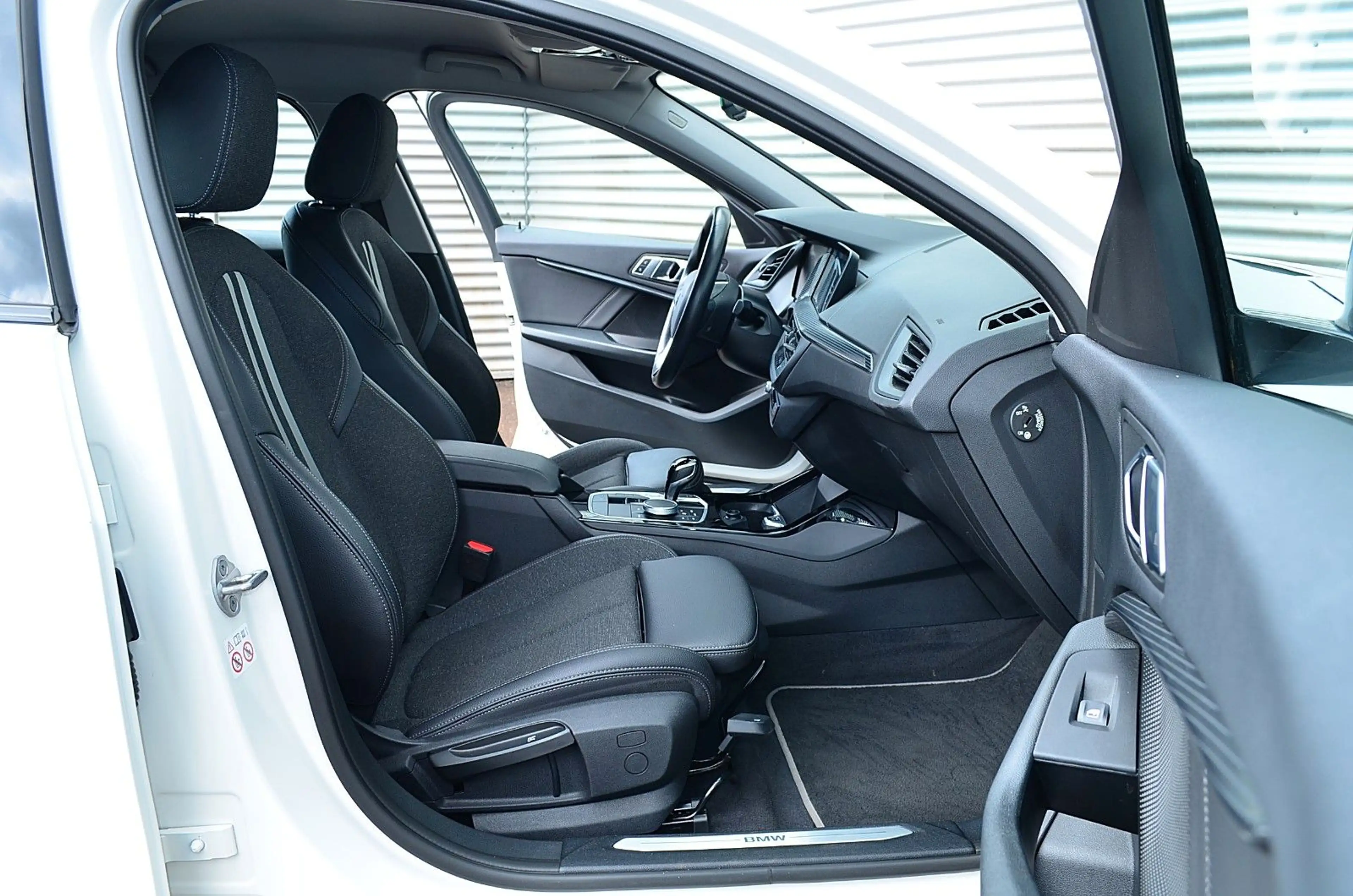 BMW 118 i Sport Line "Navi/Live/CarPlay/Autom./S.H" — photo 11