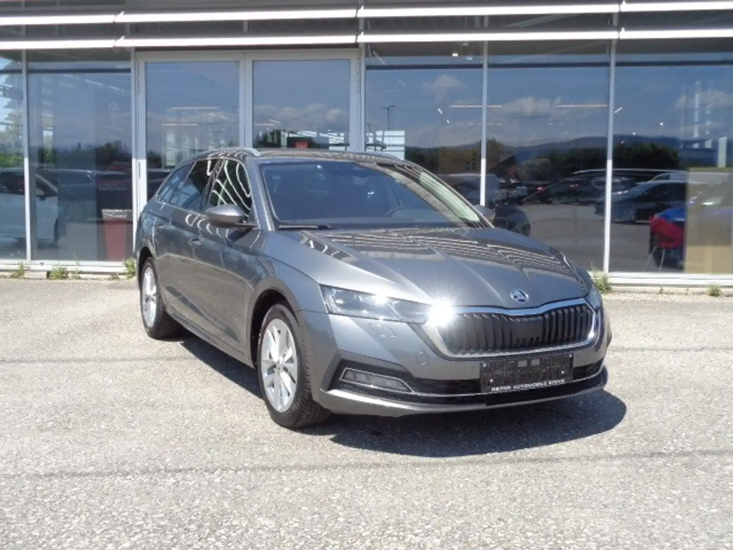 Skoda Octavia Combi 2,0 TDI Style DSG *LED *NAVI *AHK Grau - 1