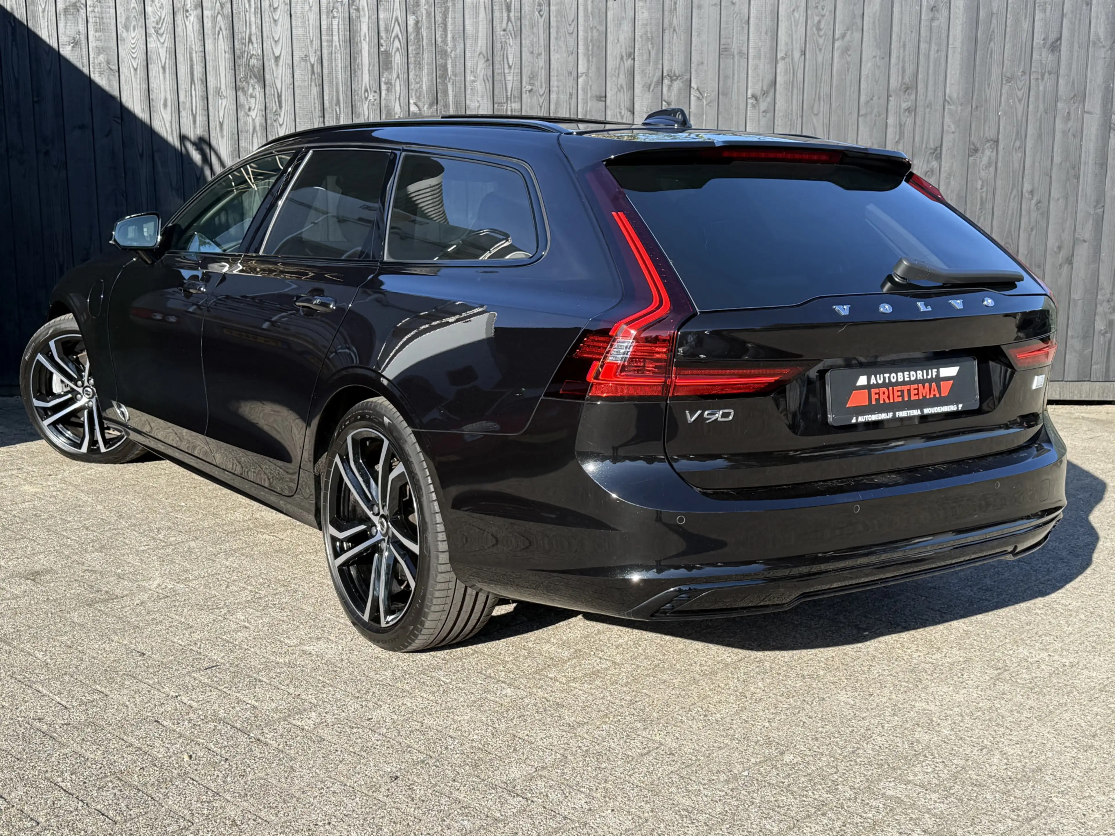 Volvo V90 2.0 T6 Plug-in hybrid AWD Plus Dark — photo 3