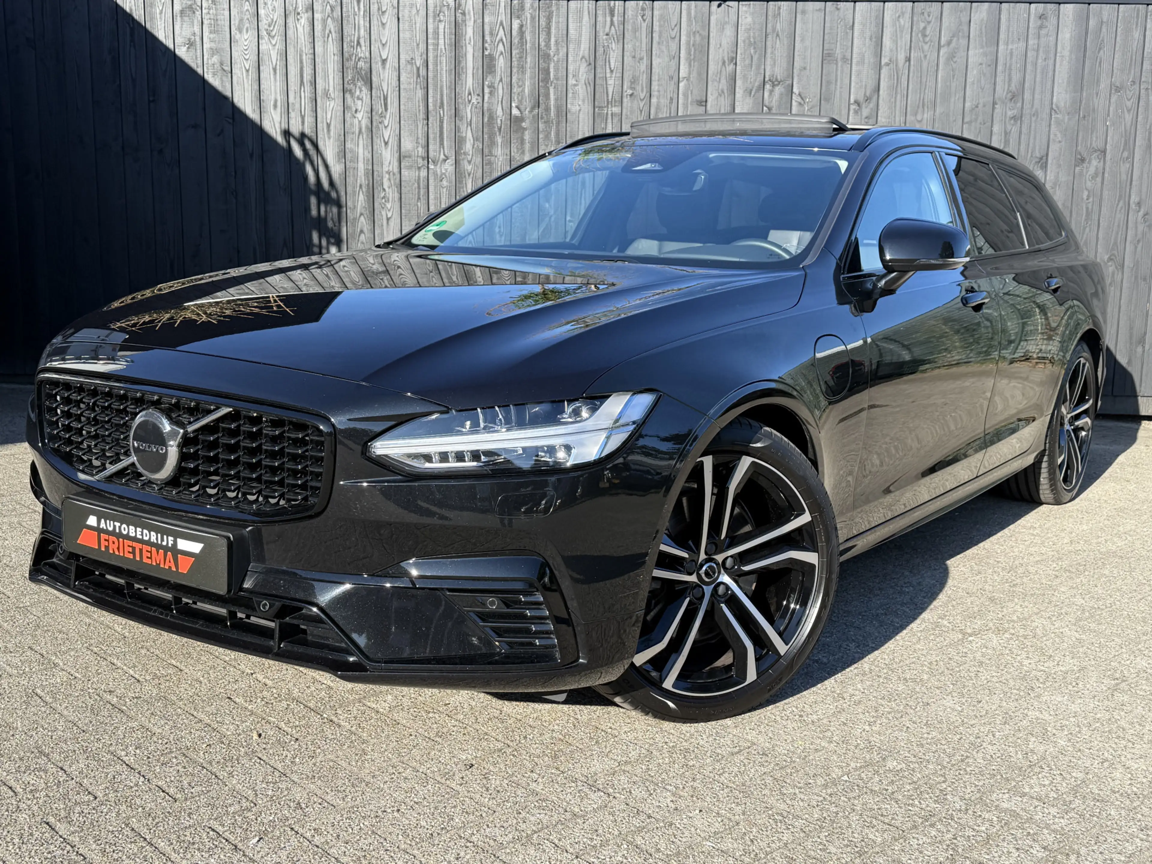 Volvo V90 2.0 T6 Plug-in hybrid AWD Plus Dark