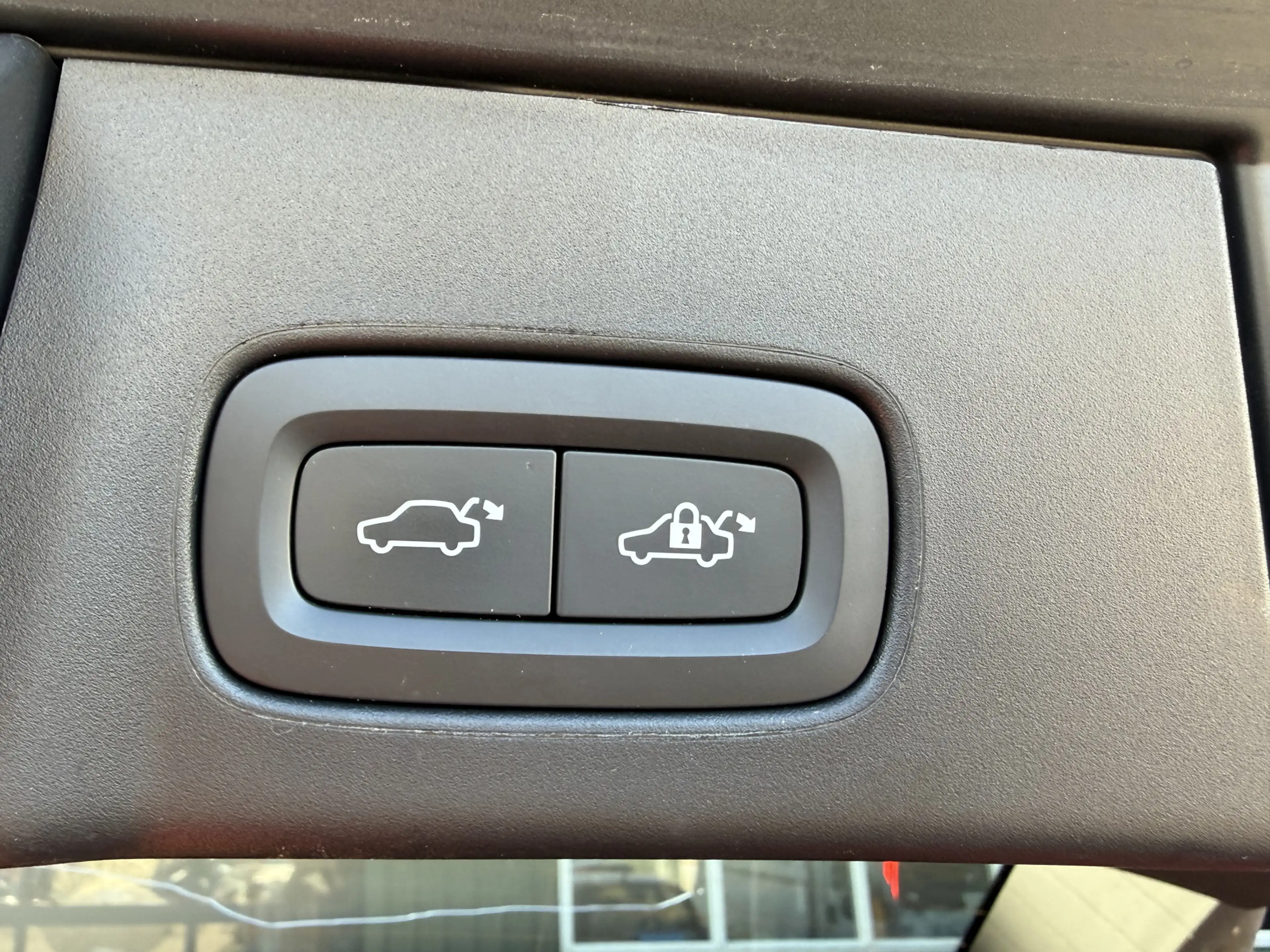 Volvo V90 2.0 T6 Plug-in hybrid AWD Plus Dark — photo 31