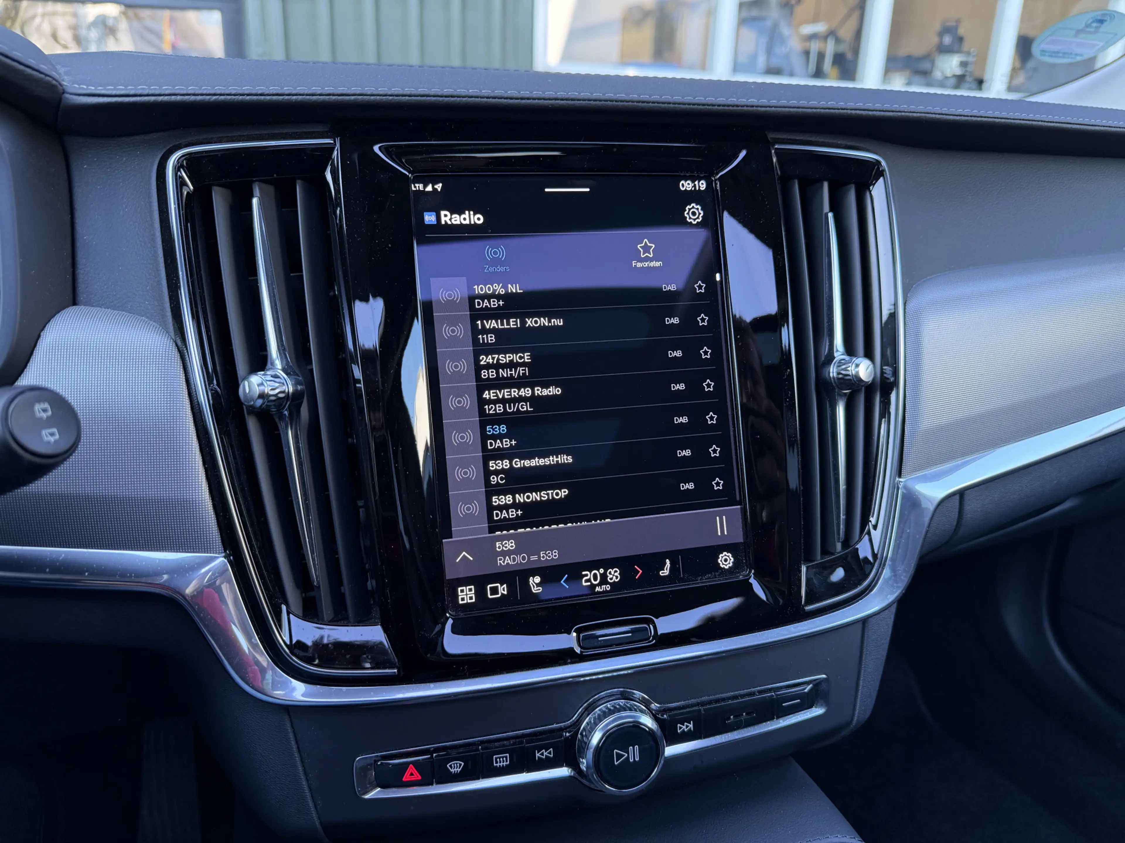 Volvo V90 2.0 T6 Plug-in hybrid AWD Plus Dark — photo 42