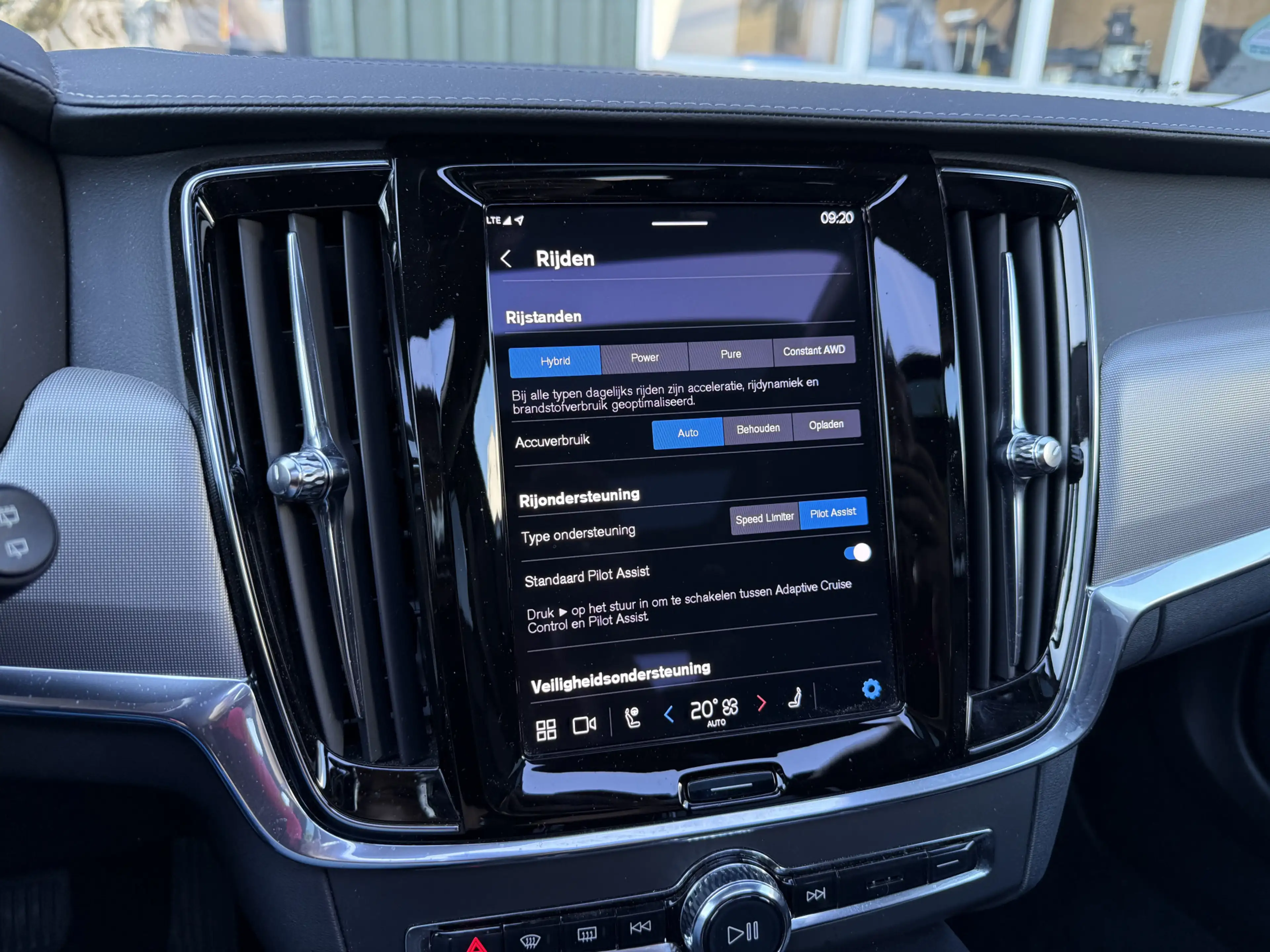 Volvo V90 2.0 T6 Plug-in hybrid AWD Plus Dark — photo 21