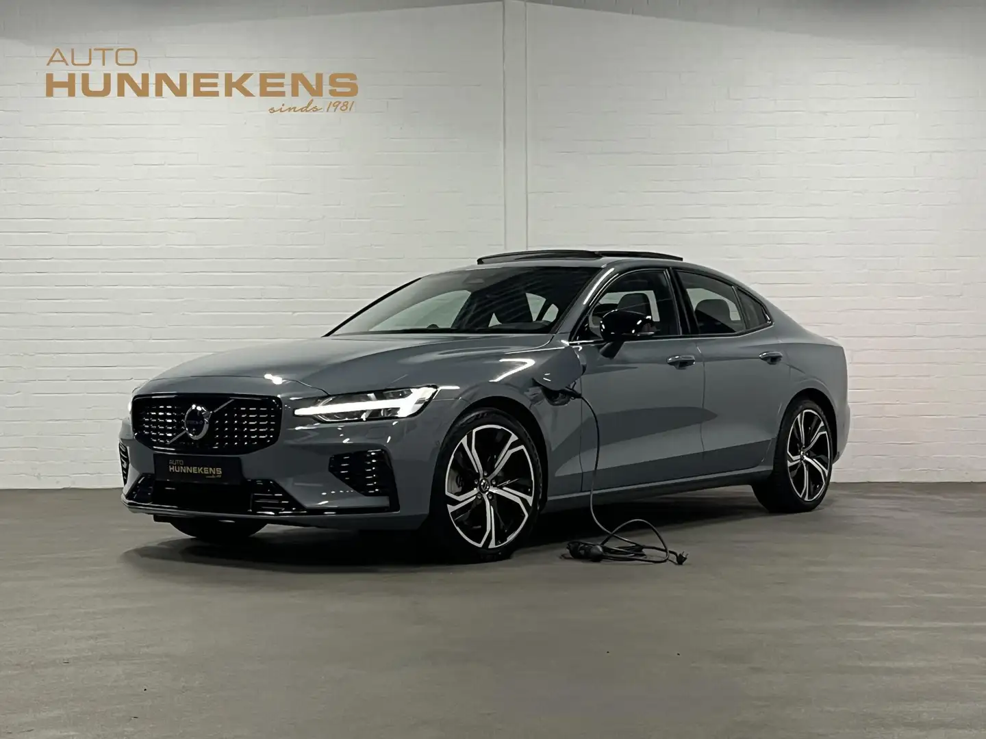 Volvo S60 2.0 Recharge T8 Ultimate Dark Massage | Open dak | Grijs - 1