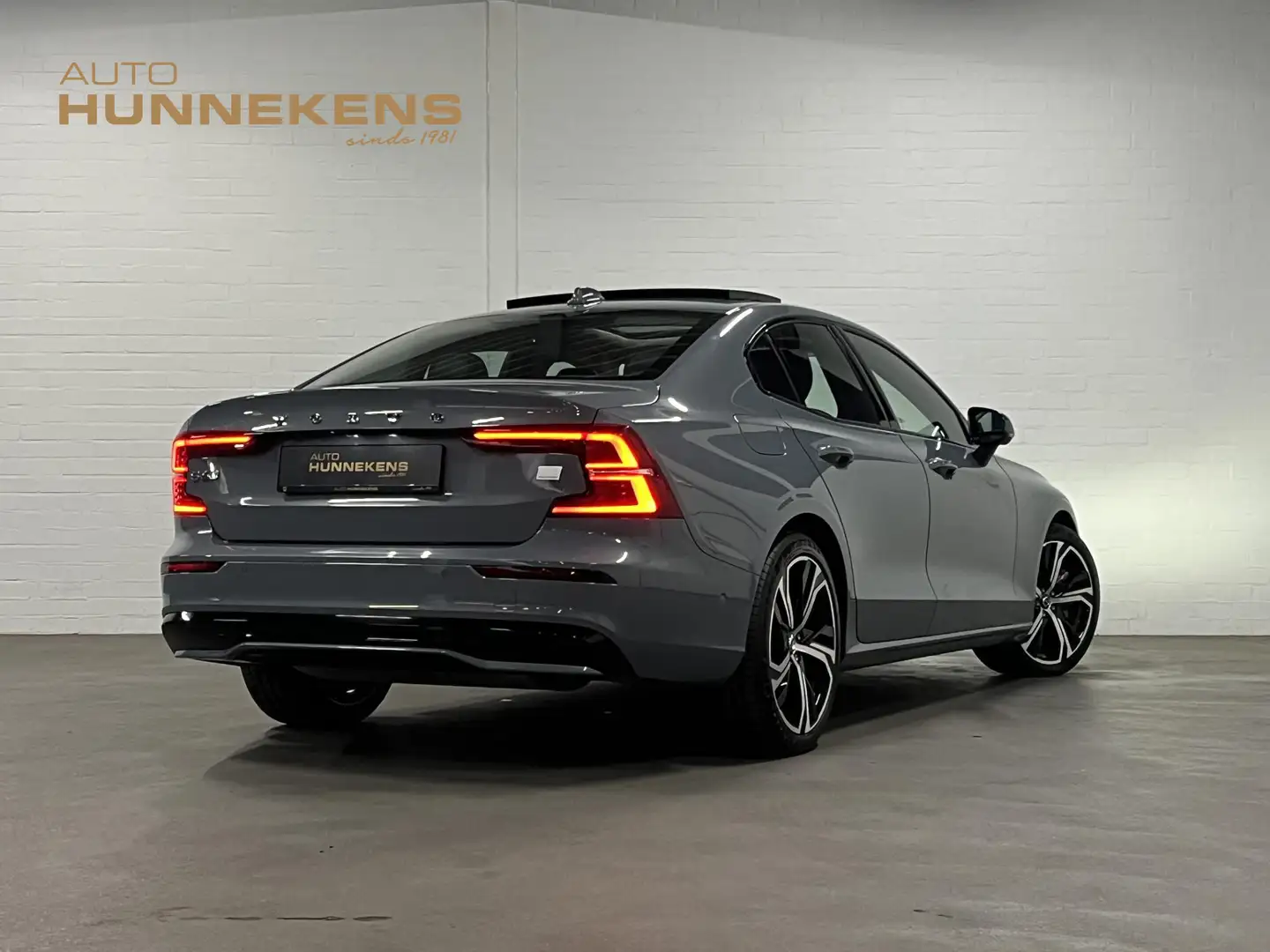 Volvo S60 2.0 Recharge T8 Ultimate Dark Massage | Open dak | Grijs - 2