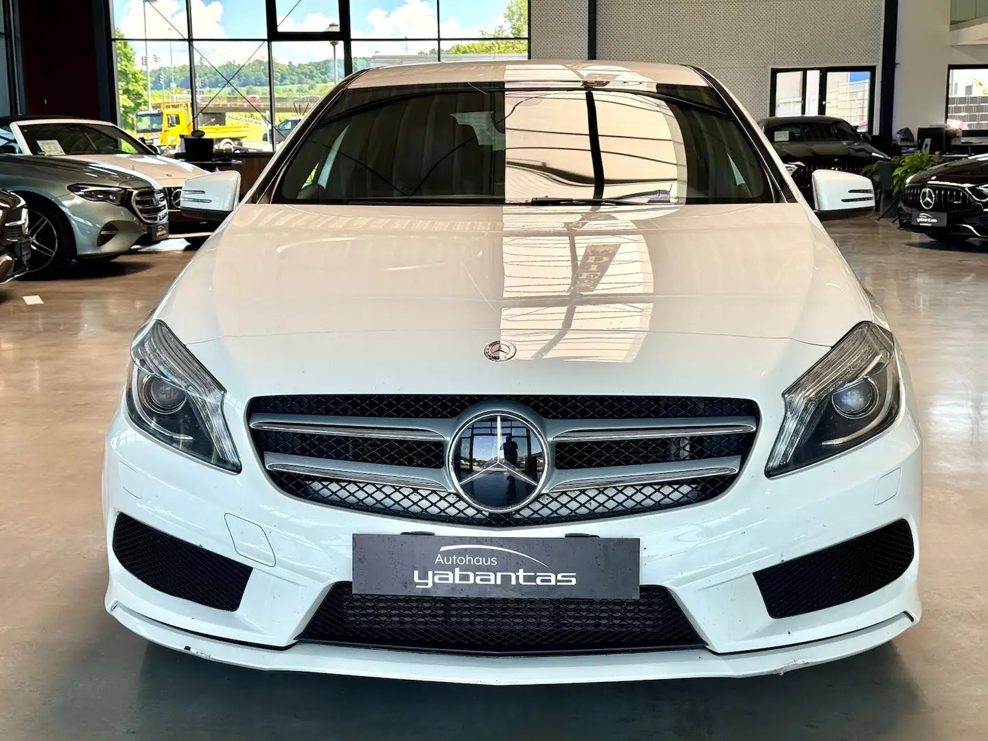 Mercedes-Benz A 180 AMG Tempomat Bi-Xenon Navigationsbox Fahrdynamik-P Bianco - 2