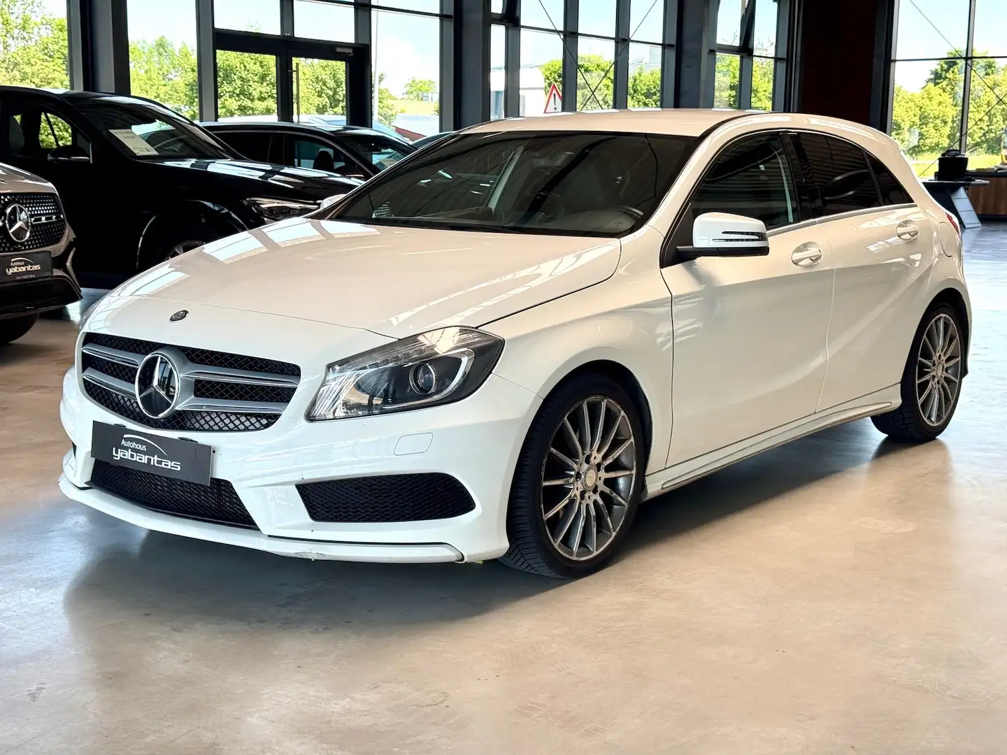 Mercedes-Benz A 180 AMG Tempomat Bi-Xenon Navigationsbox Fahrdynamik-P Bianco - 1