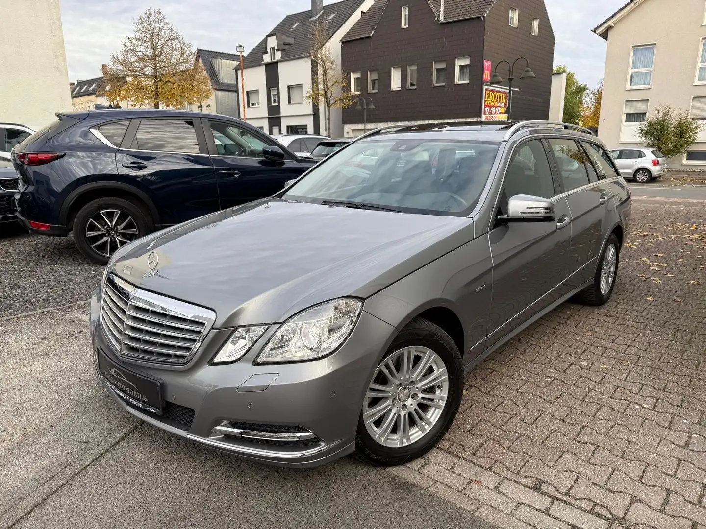 Mercedes-Benz E 200 CGI BlueEfficiency Xenon*Navi*AHK*Glasdach Argent - 1