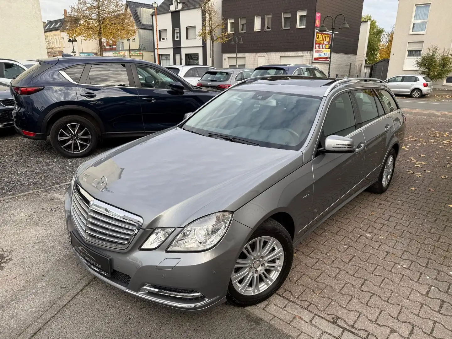 Mercedes-Benz E 200 CGI BlueEfficiency Xenon*Navi*AHK*Glasdach Argent - 2