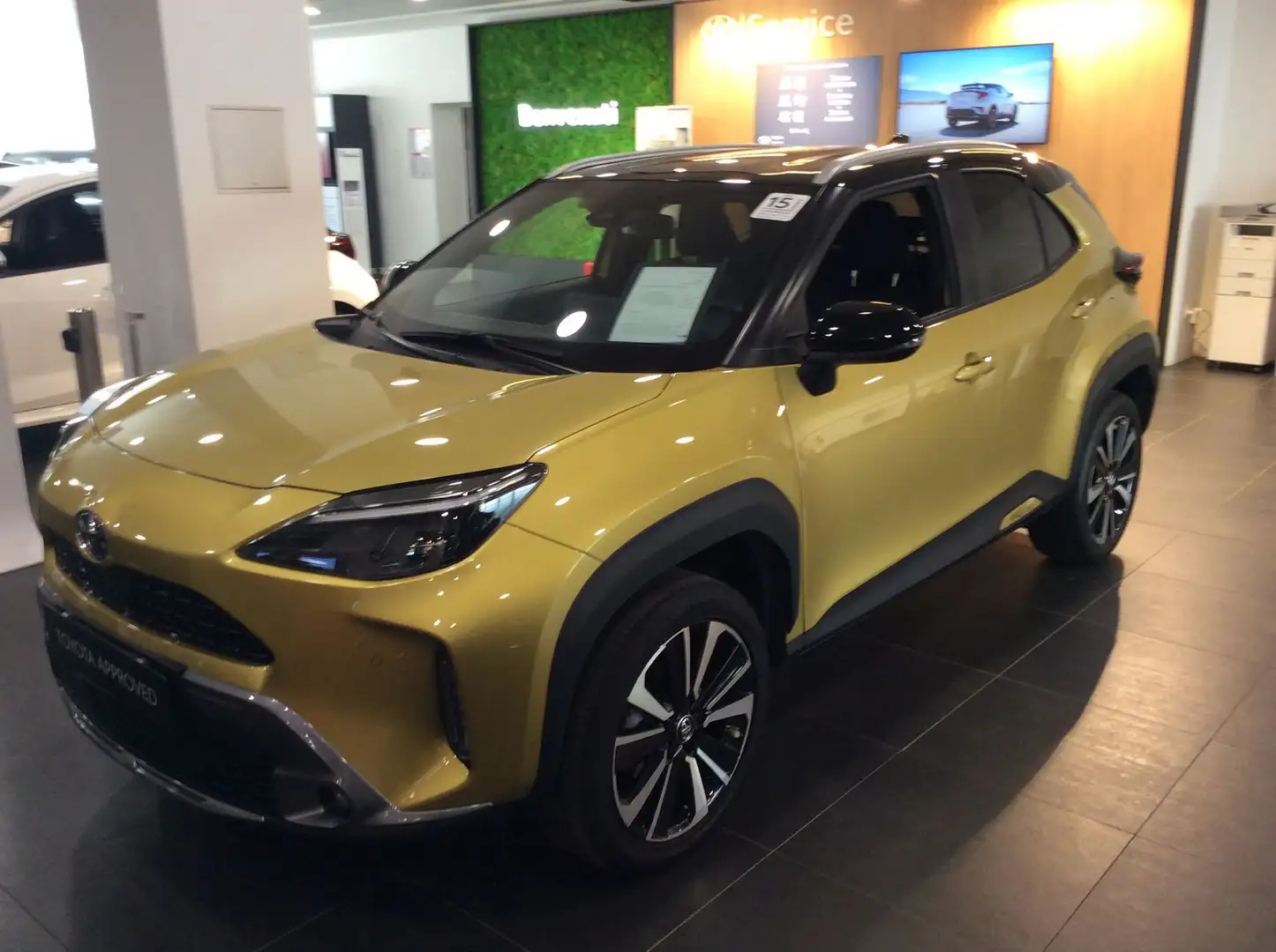 Toyota Yaris Cross 1.5 Hybrid 5p. E-CVT Premiere Geel - 1