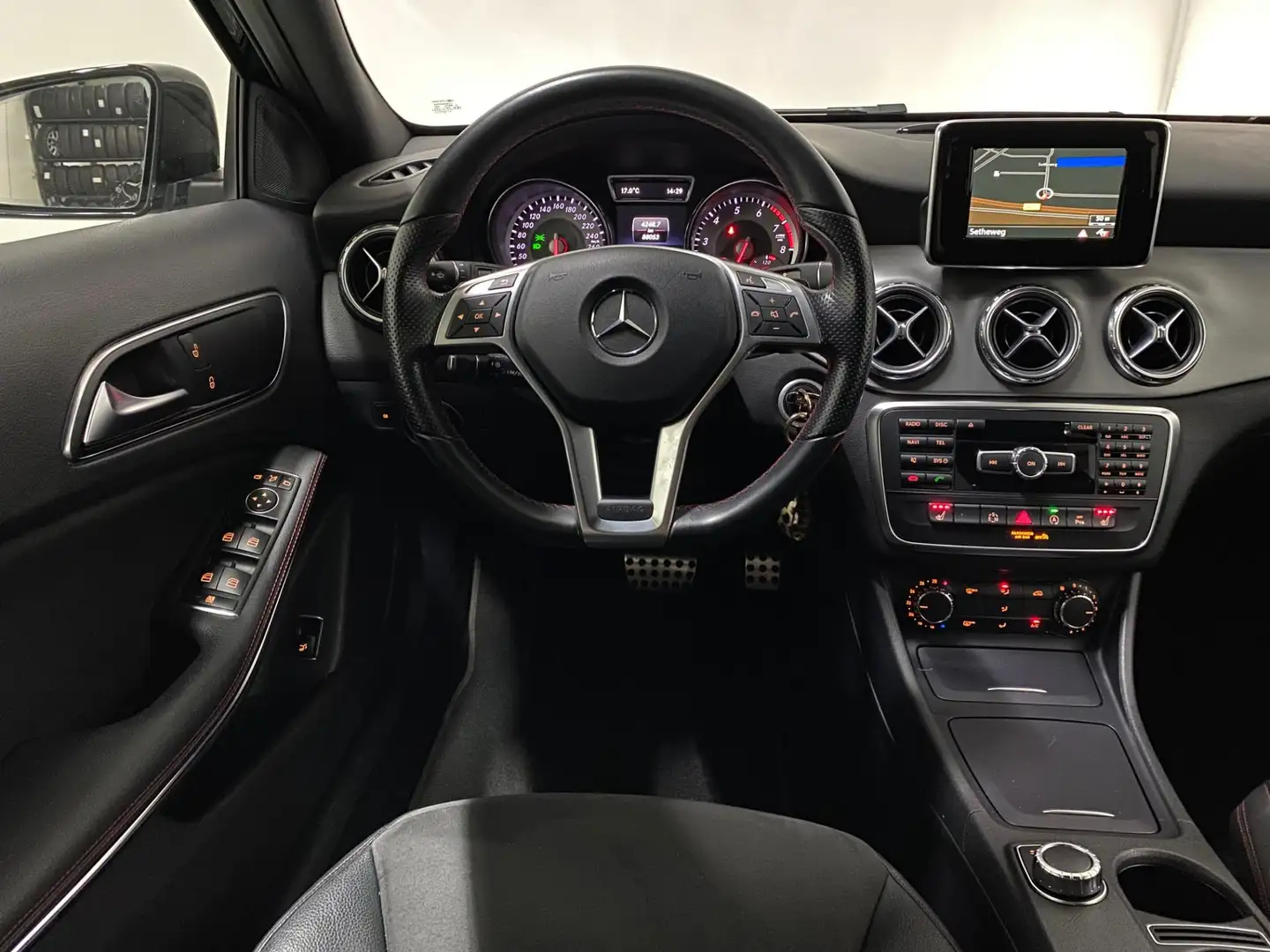 Mercedes-Benz GLA 200 AMG Navi Camera Trekhaak 19inch LM Bi-Xenon Koplam Negru - 2