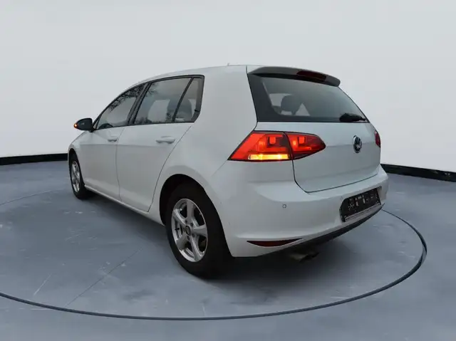 Volkswagen Golf view 3