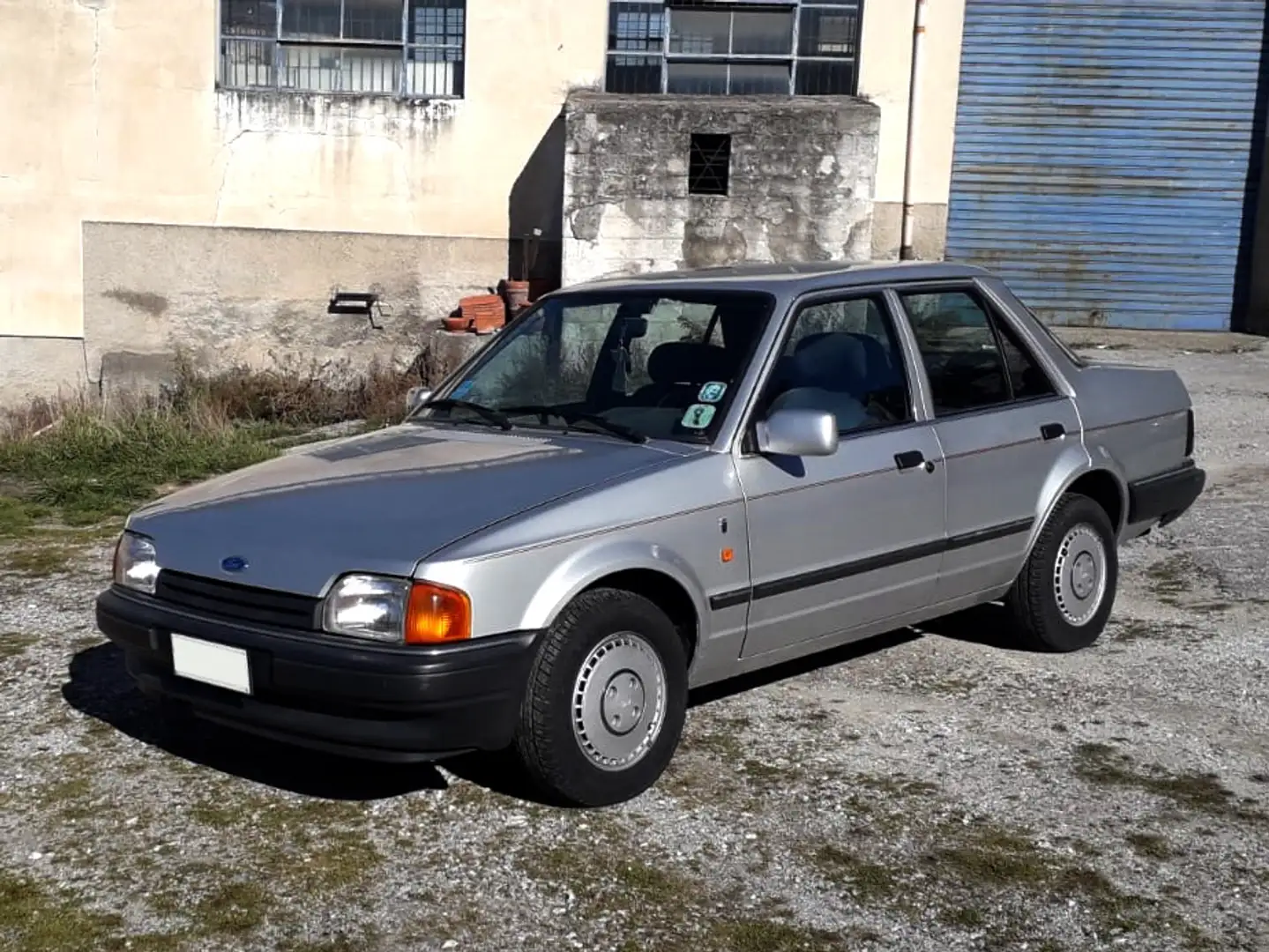 Ford Orion Orion 1.4 Ghia 75cv 5m Silber - 1