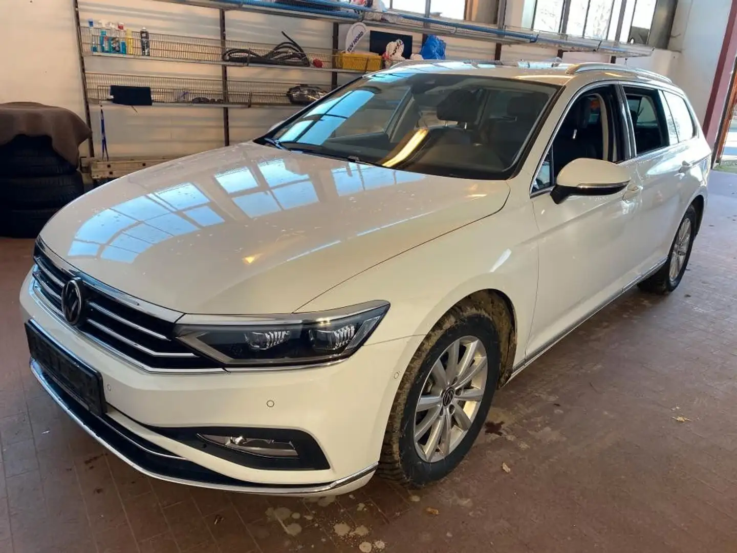 Volkswagen Passat Variant 2.0 TDI Elegance °AHK°StdHz°PANO° Weiß - 1