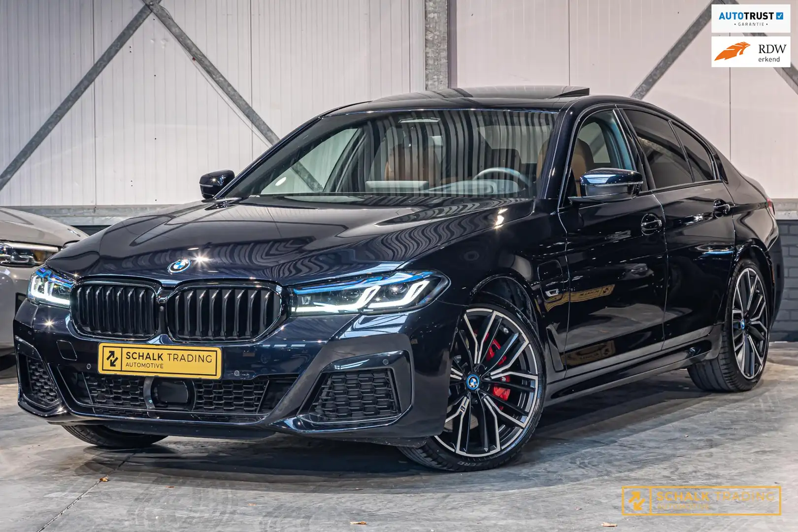 BMW 545 5-serie 545e xDrive|M-sport|Pano|H&K|Laser|Full op Zwart - 1