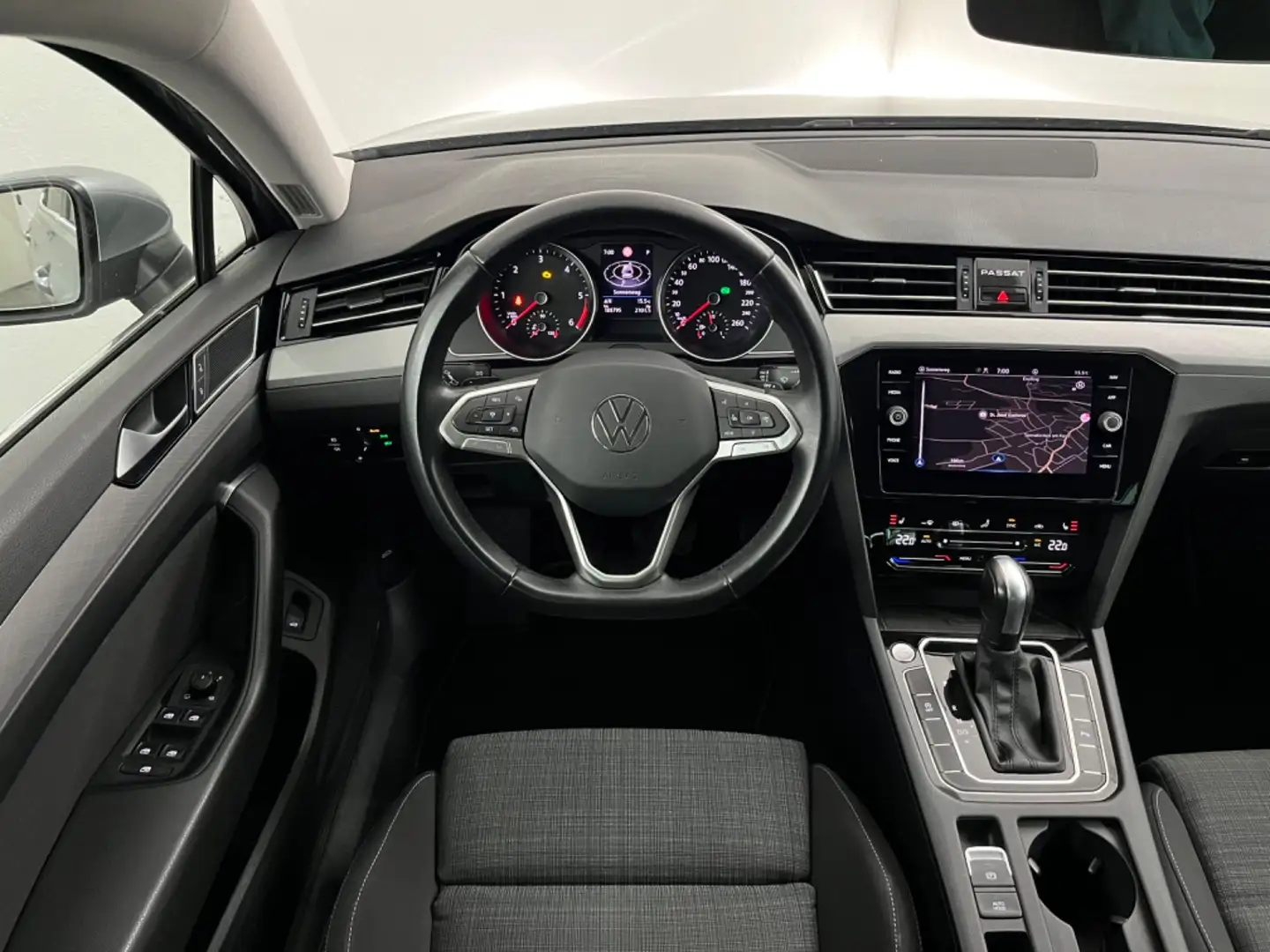 Volkswagen Passat Variant Business 2,0 SCR TDI DSG ***AHK | LED | DAB*** Argento - 2