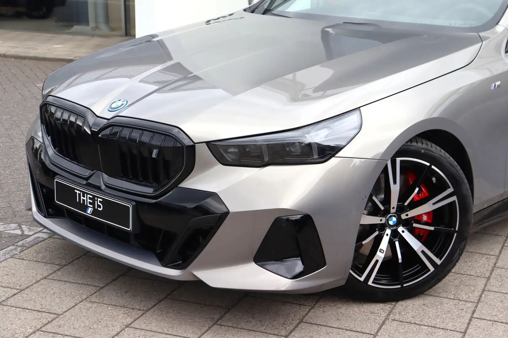 BMW i5 eDrive40 M Sport / Trekhaak / Achteruitrijcamera / Grijs - 2