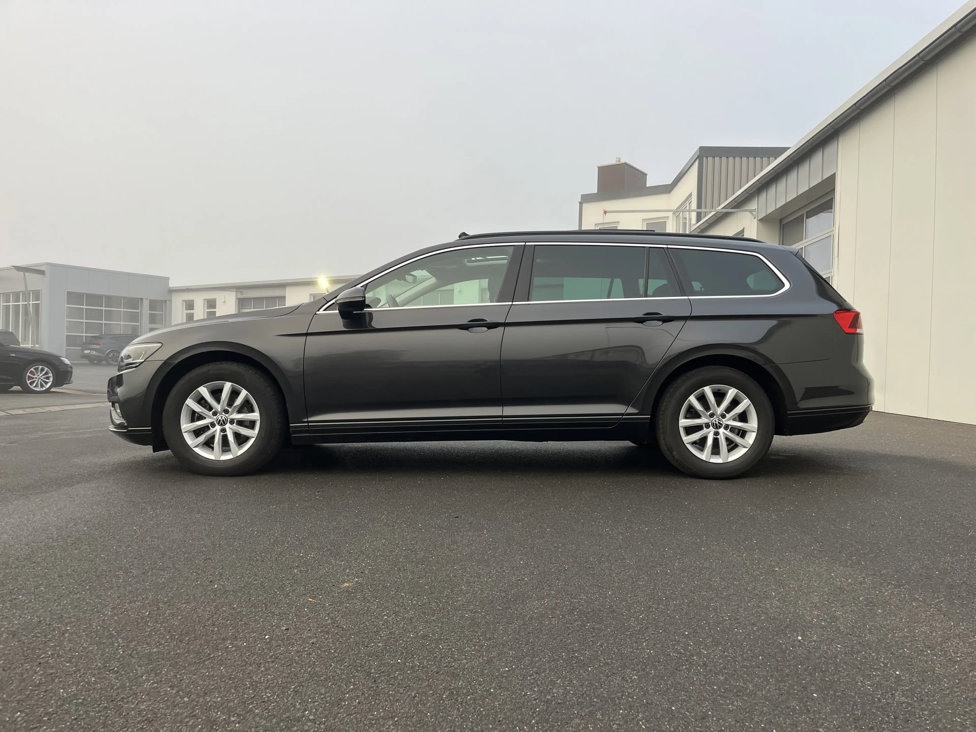 Volkswagen Passat Variant 2.0 TDI DSG Business AHK PANO Navi TravelAssist LE — photo 2