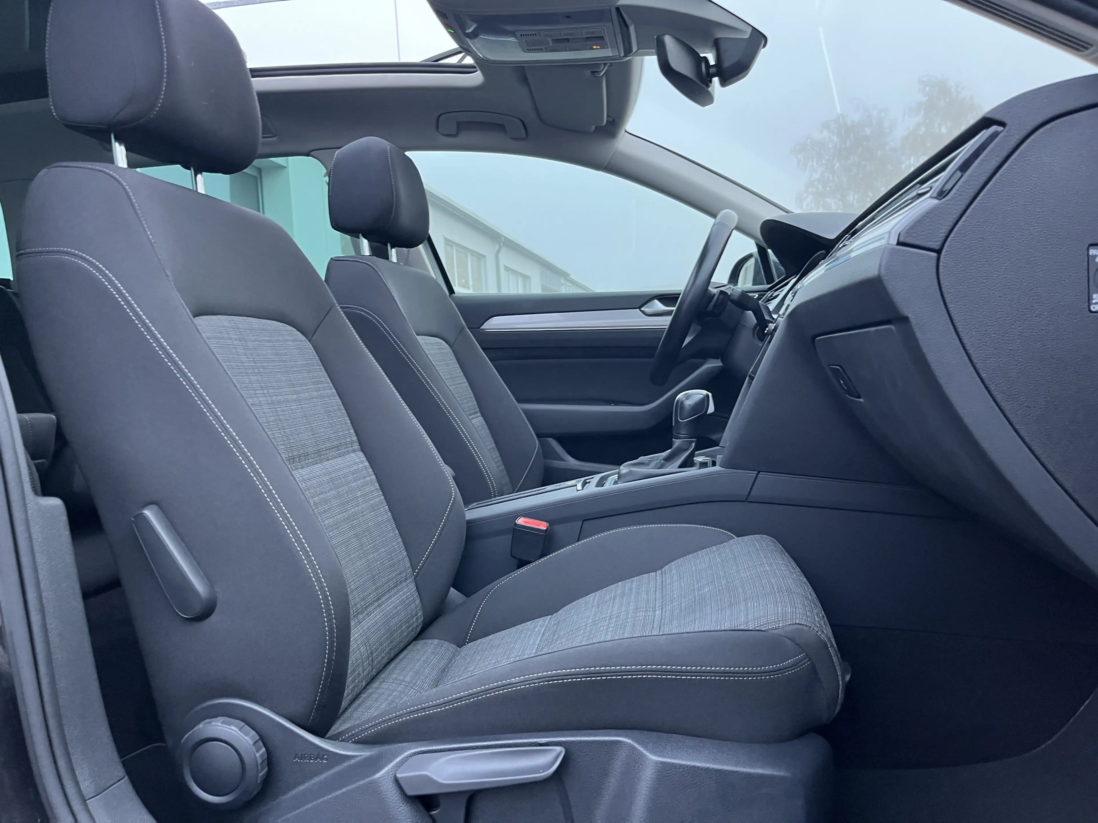 Volkswagen Passat Variant 2.0 TDI DSG Business AHK PANO Navi TravelAssist LE — photo 15