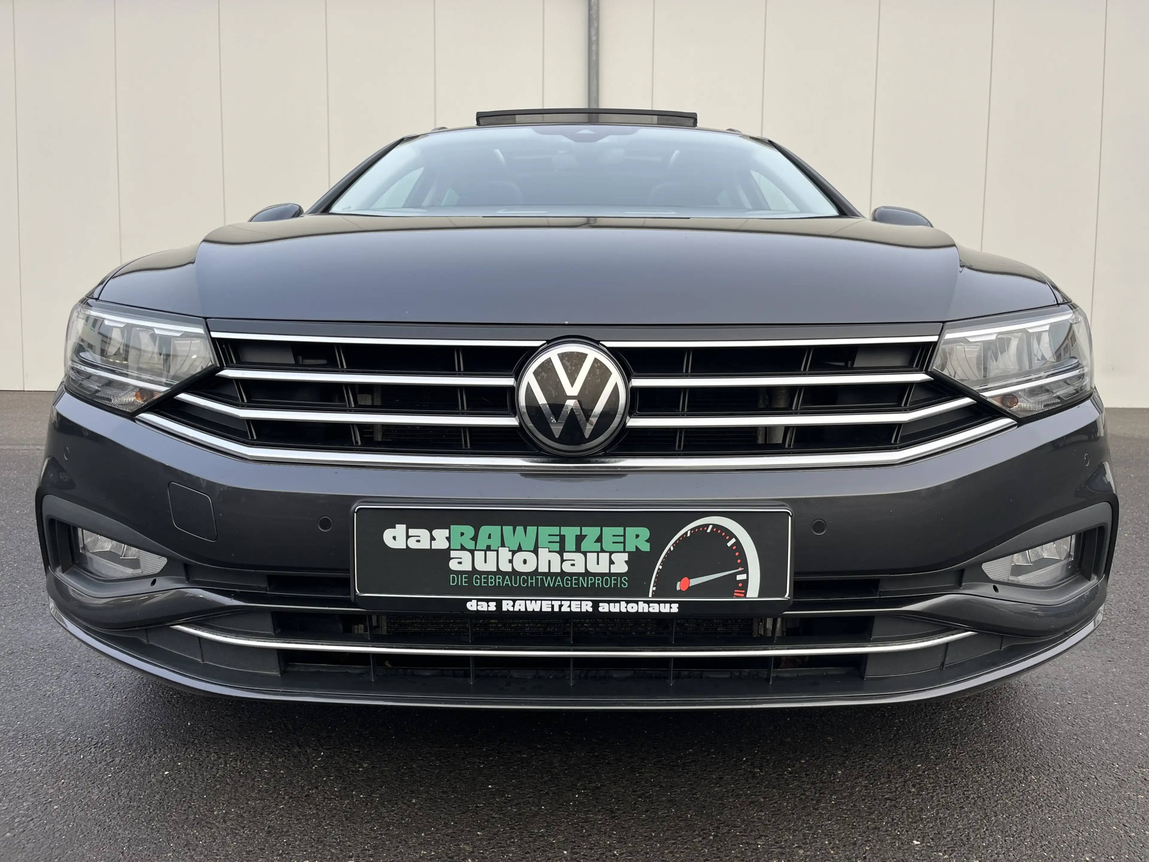 Volkswagen Passat Variant 2.0 TDI DSG Business AHK PANO Navi TravelAssist LE — photo 4