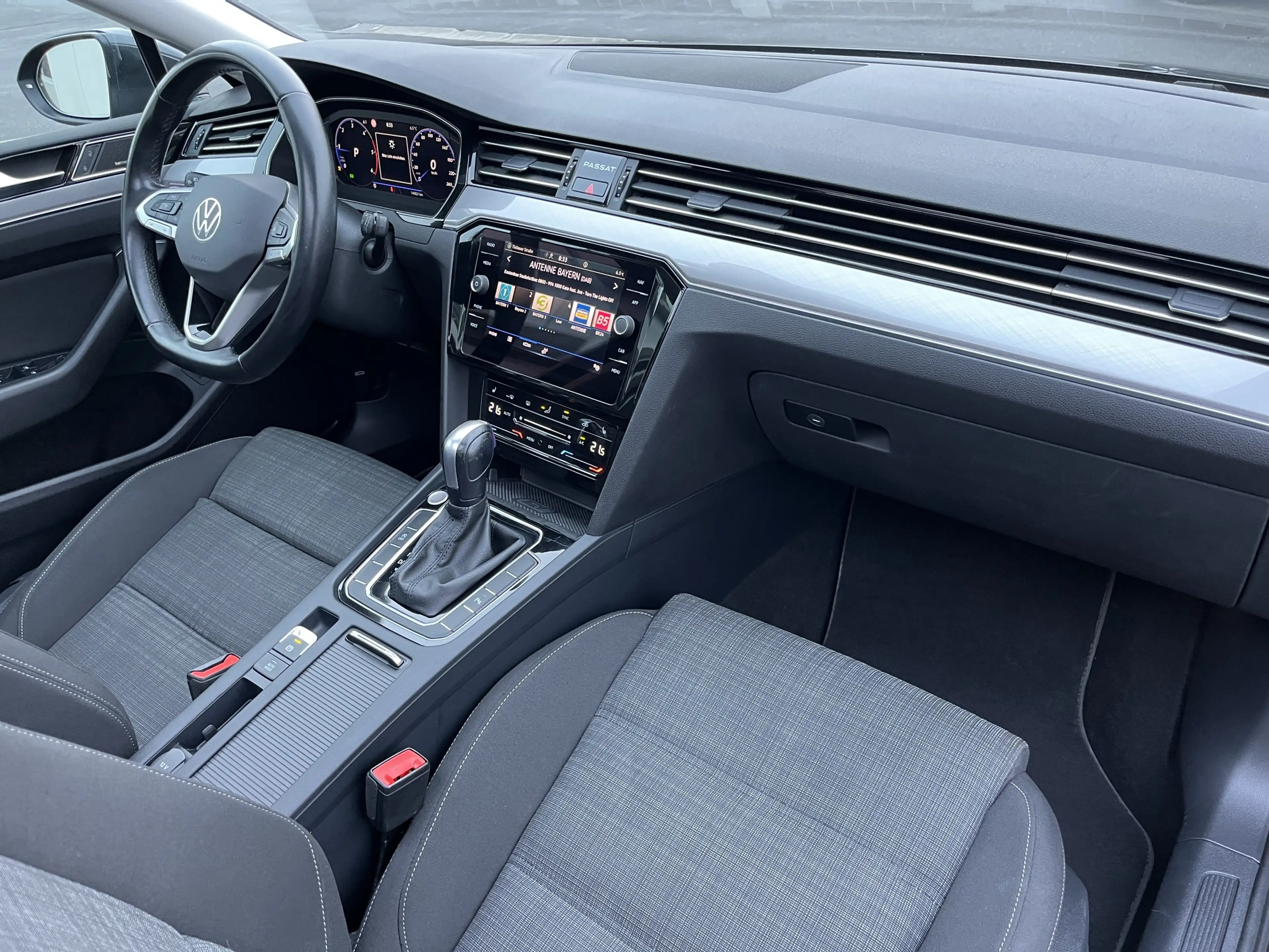 Volkswagen Passat Variant 2.0 TDI DSG Business AHK PANO Navi TravelAssist LE — photo 14