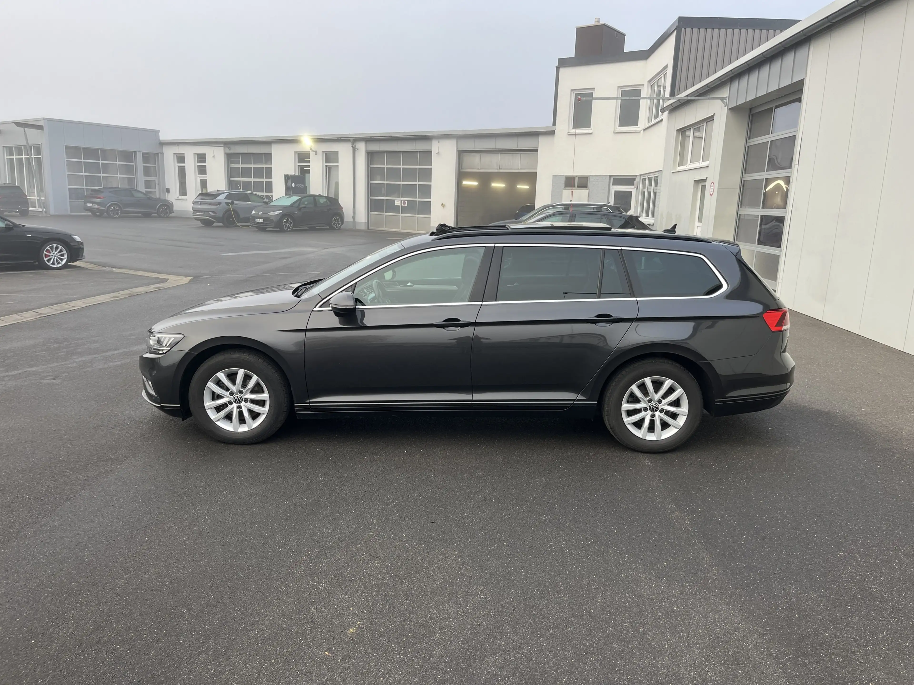Volkswagen Passat Variant 2.0 TDI DSG Business AHK PANO Navi TravelAssist LE — photo 3