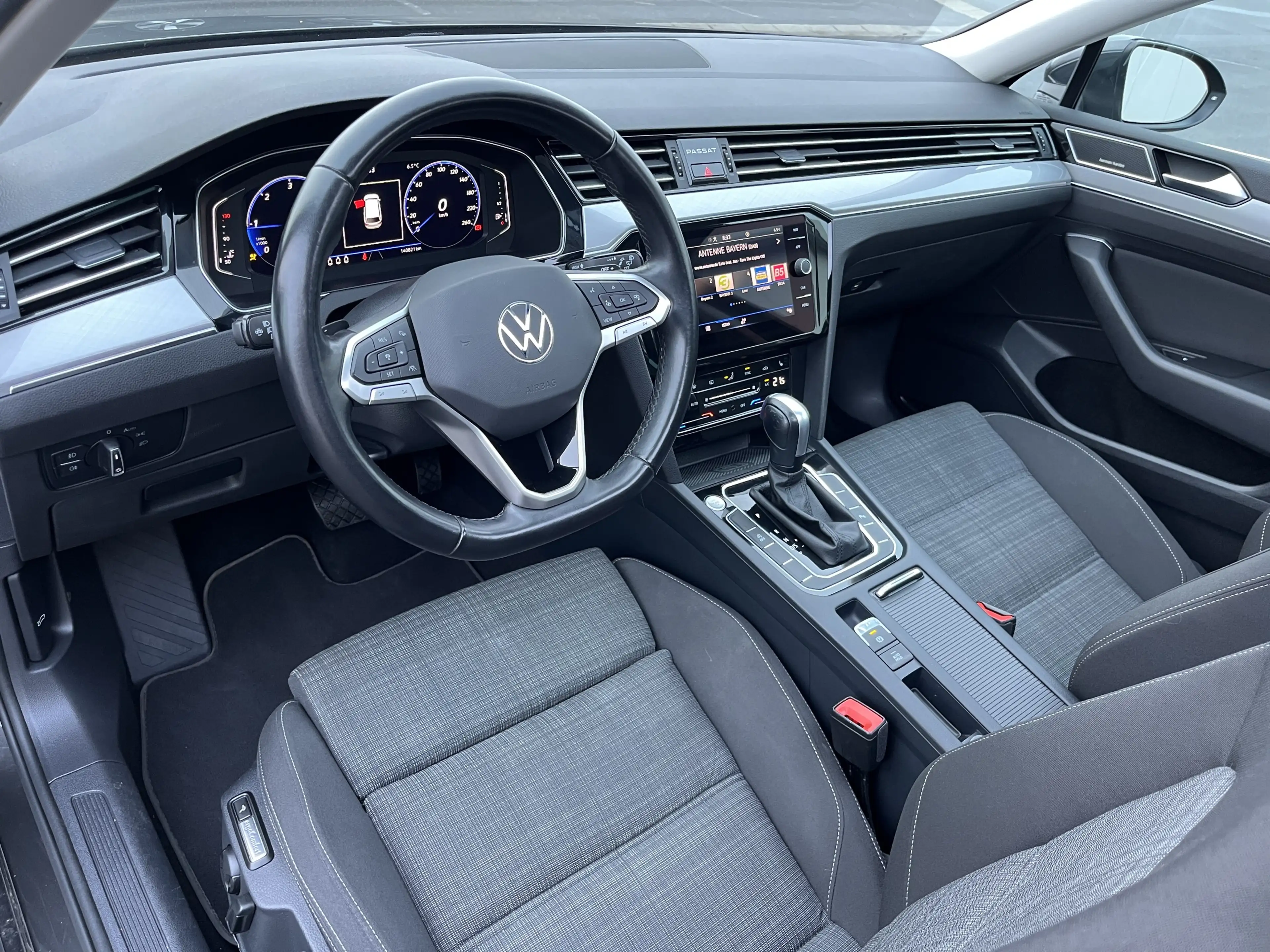 Volkswagen Passat Variant 2.0 TDI DSG Business AHK PANO Navi TravelAssist LE — photo 12