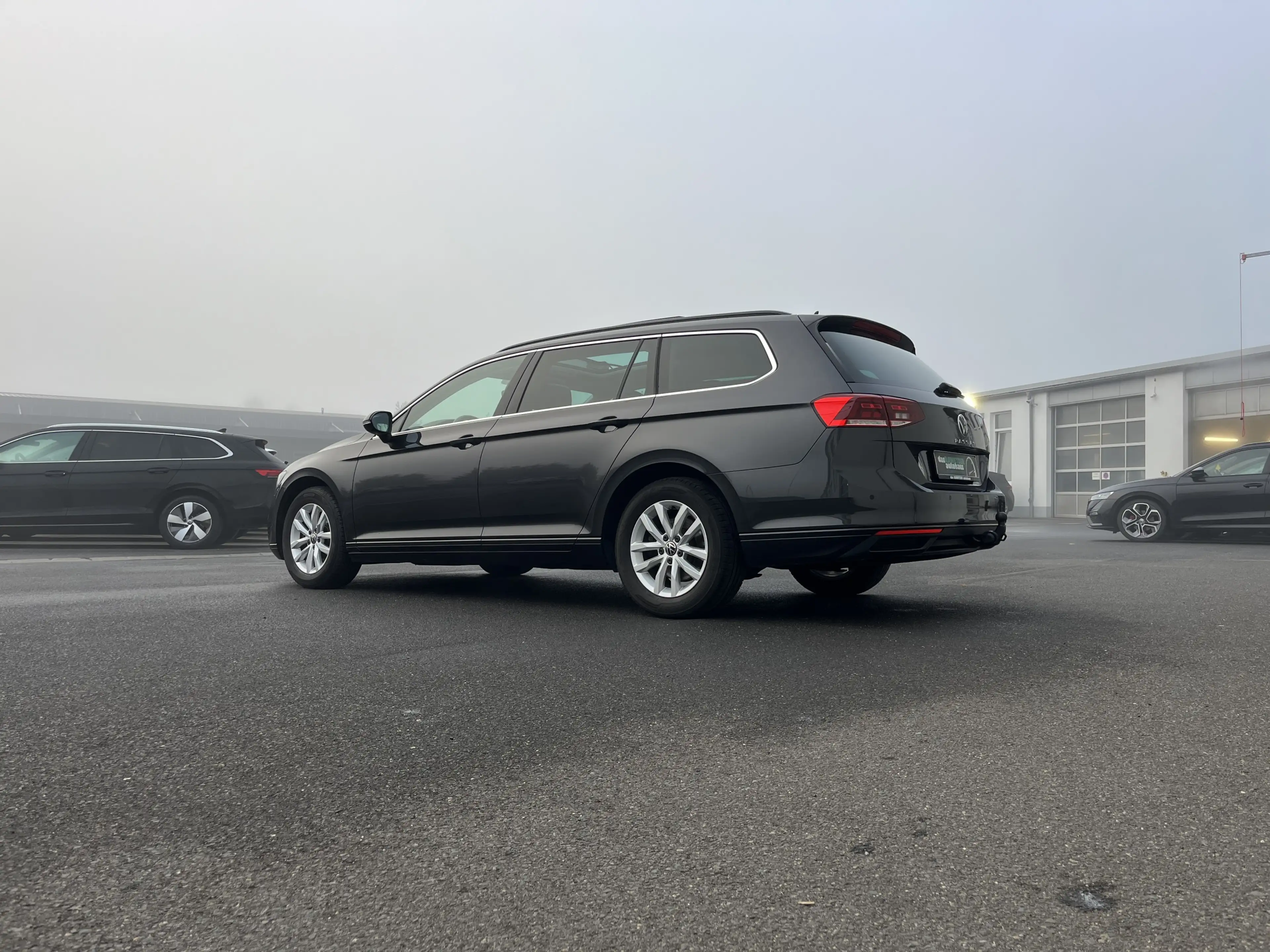 Volkswagen Passat Variant 2.0 TDI DSG Business AHK PANO Navi TravelAssist LE — photo 10