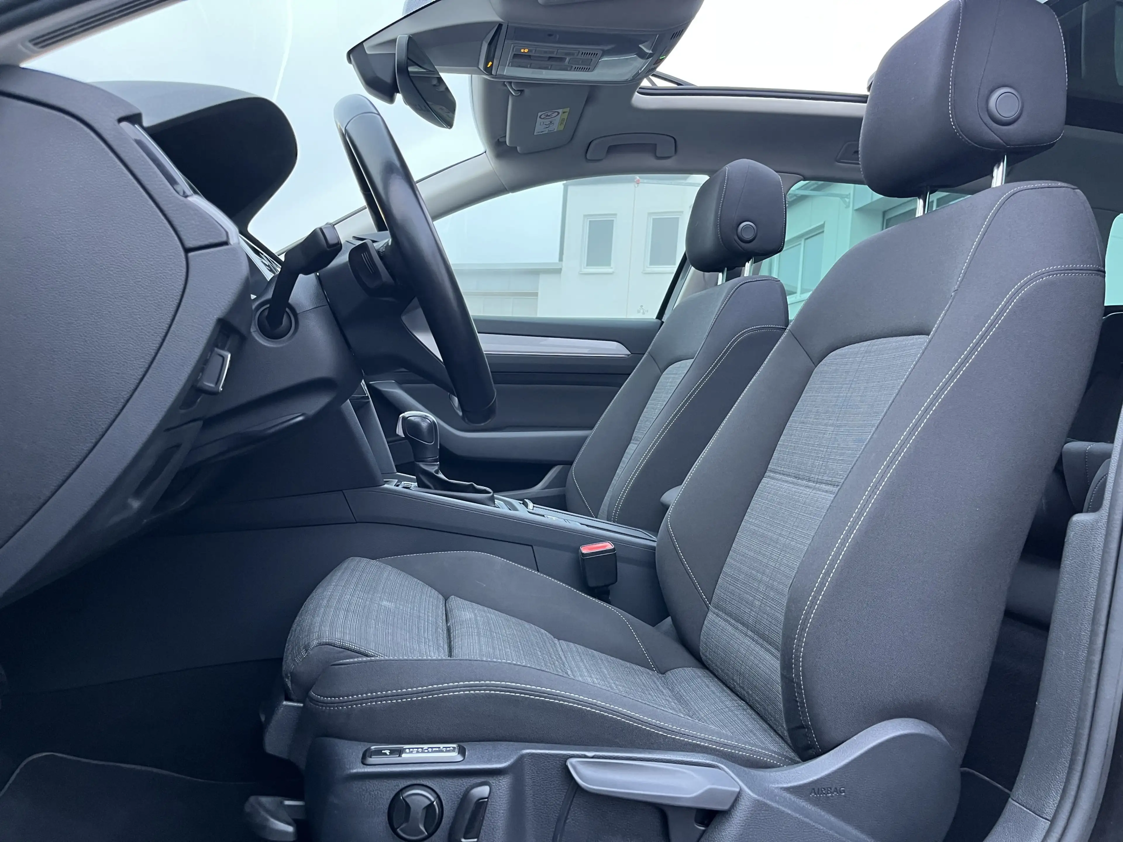 Volkswagen Passat Variant 2.0 TDI DSG Business AHK PANO Navi TravelAssist LE — photo 13