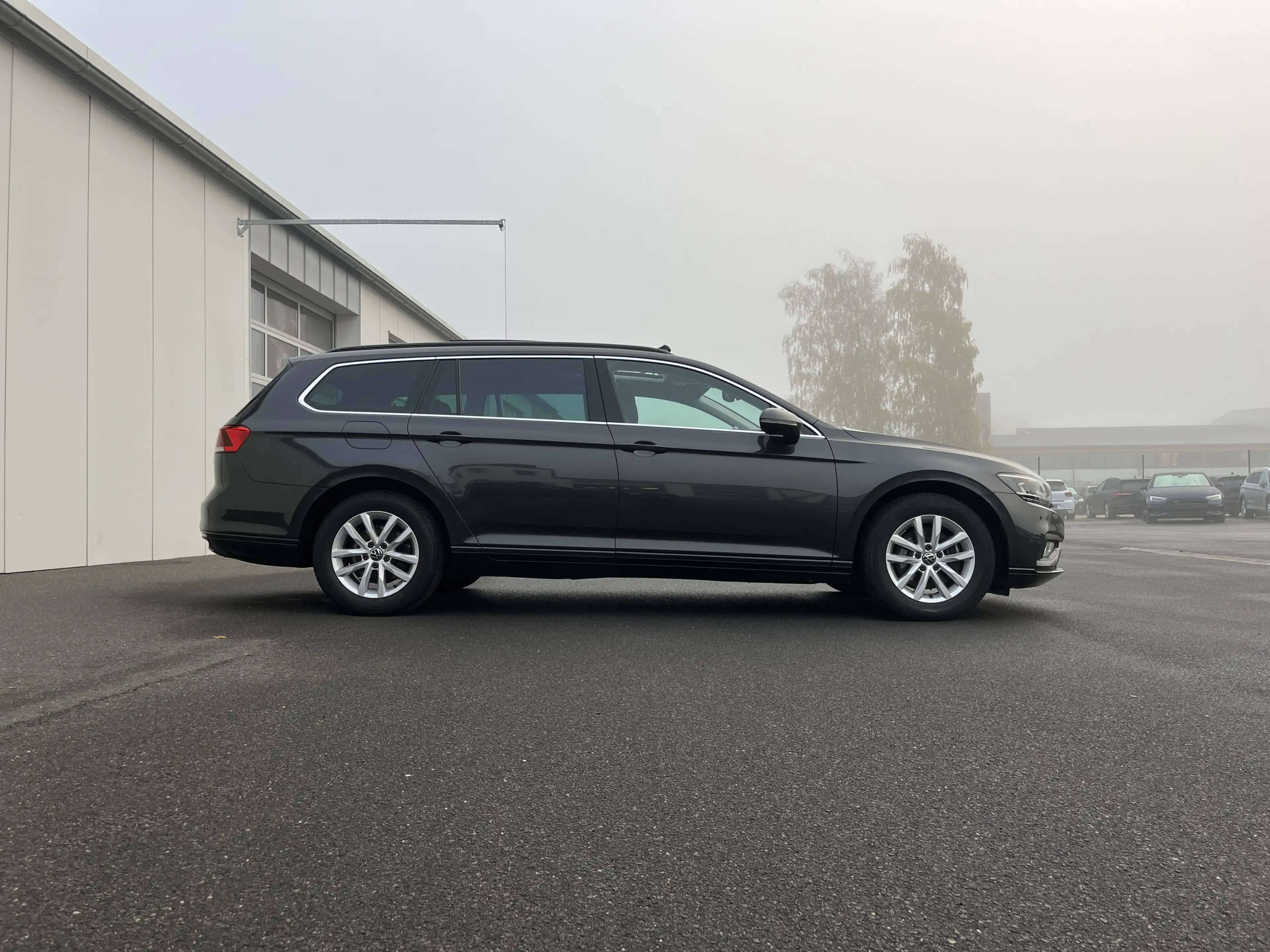 Volkswagen Passat Variant 2.0 TDI DSG Business AHK PANO Navi TravelAssist LE — photo 5