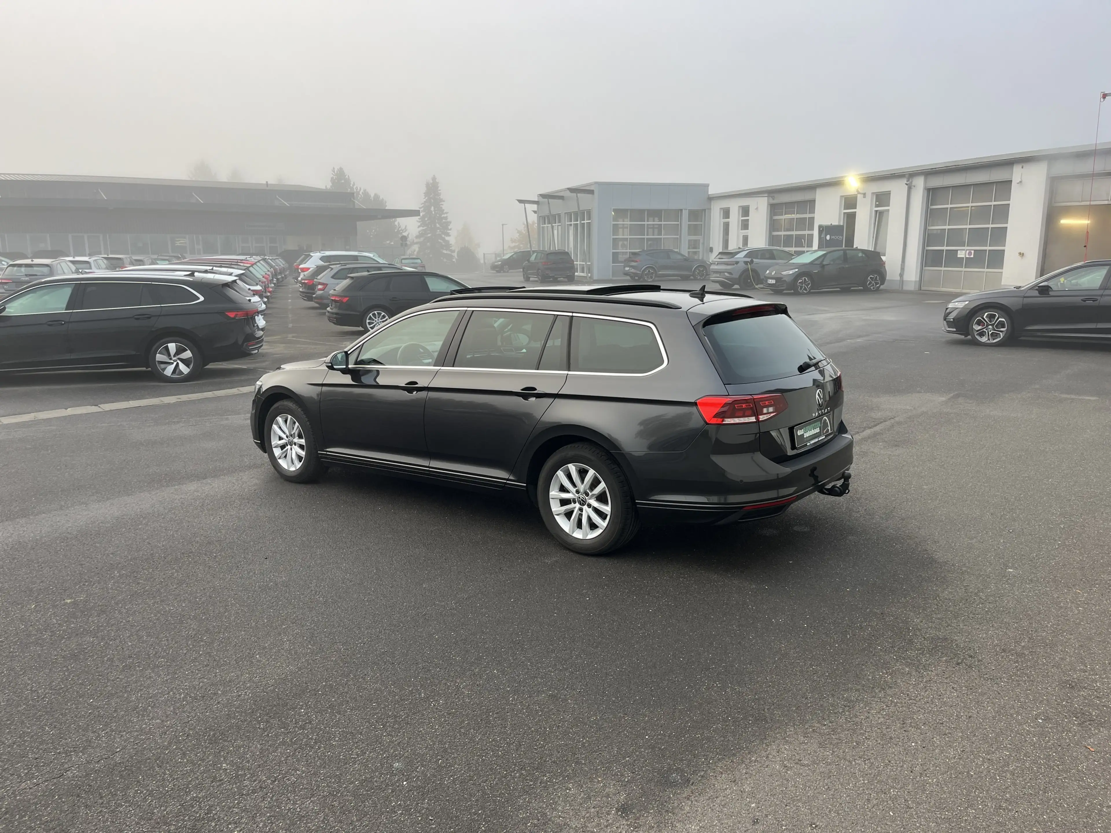 Volkswagen Passat Variant 2.0 TDI DSG Business AHK PANO Navi TravelAssist LE — photo 11