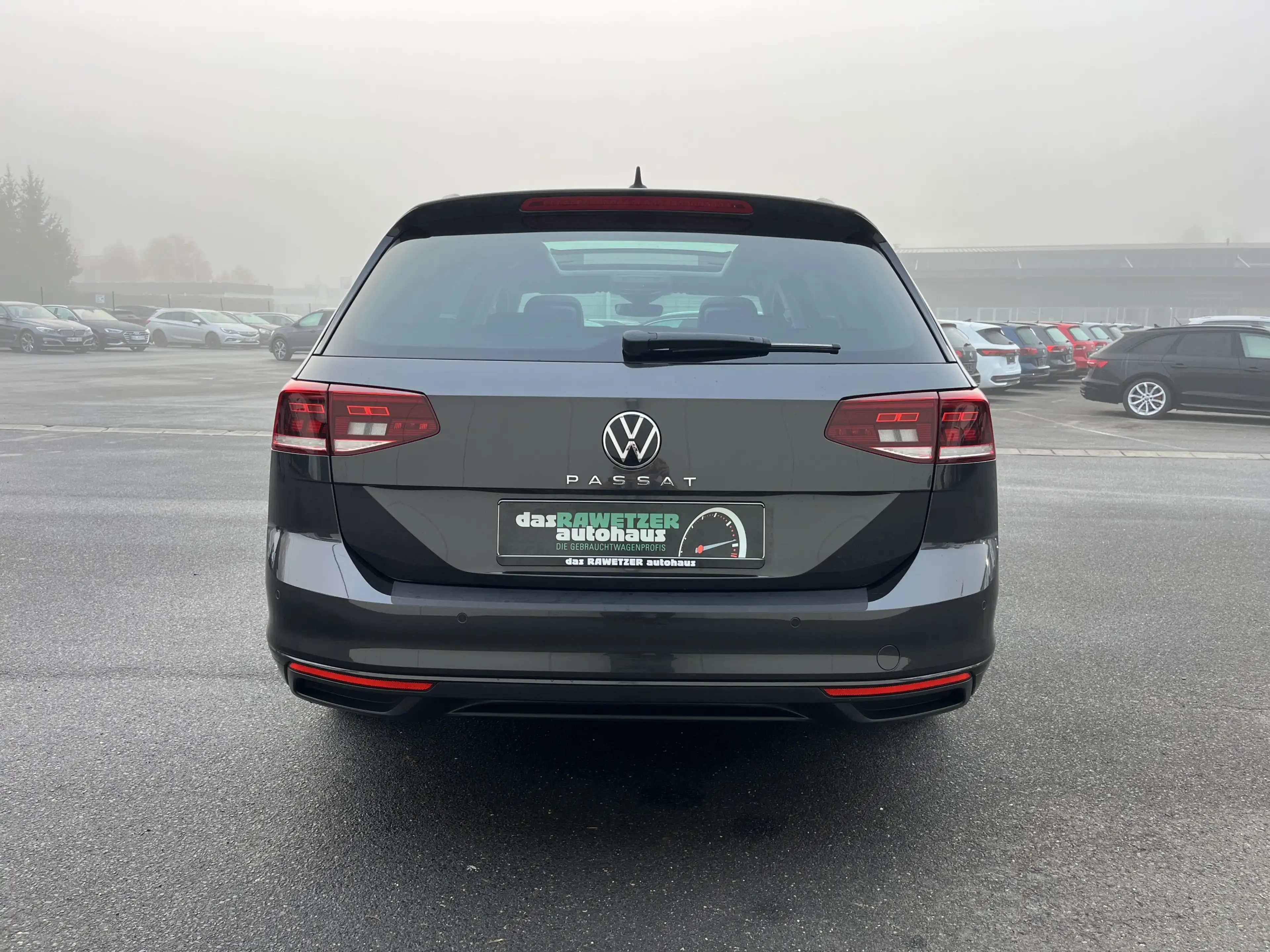 Volkswagen Passat Variant 2.0 TDI DSG Business AHK PANO Navi TravelAssist LE — photo 9