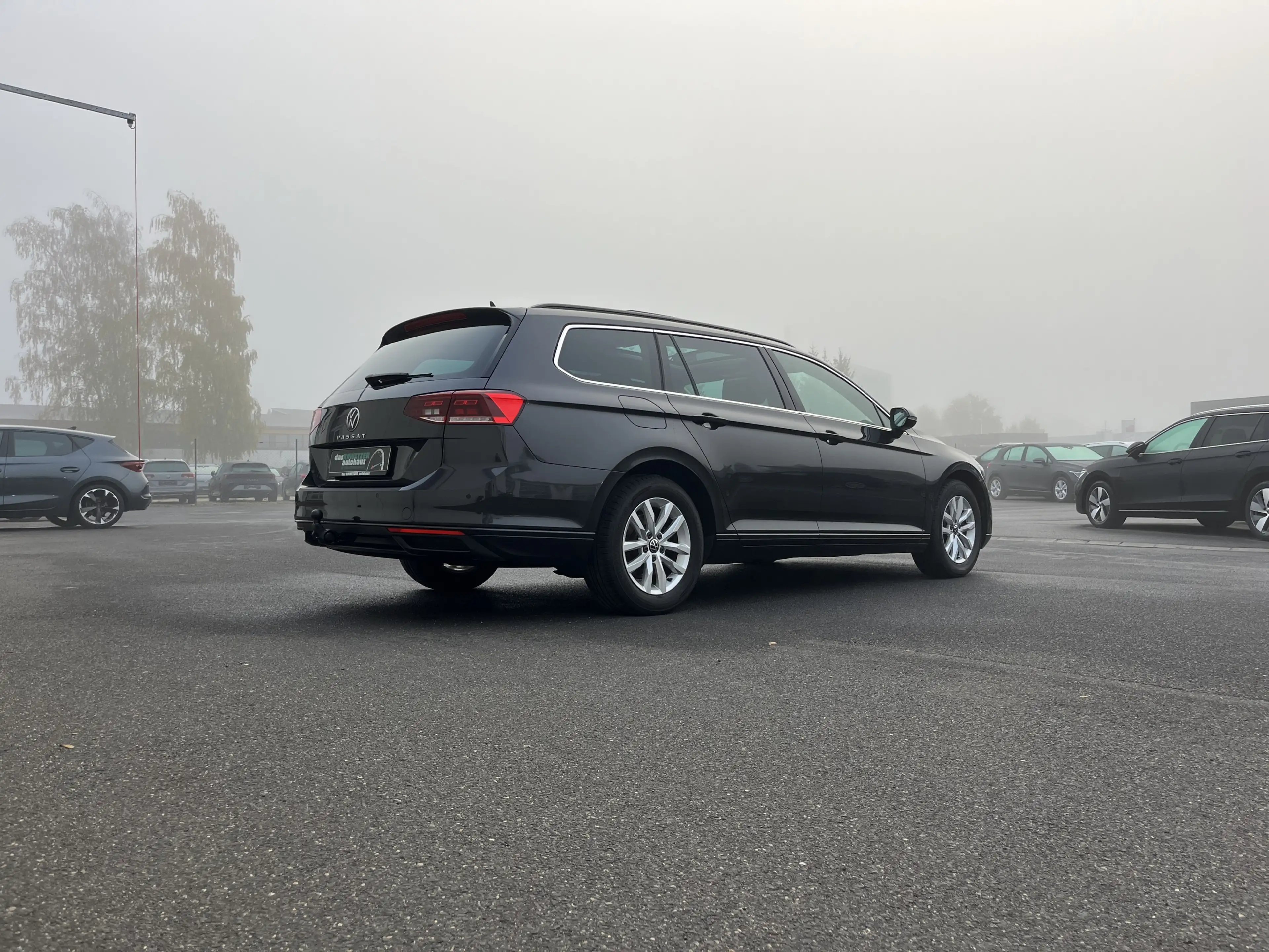 Volkswagen Passat Variant 2.0 TDI DSG Business AHK PANO Navi TravelAssist LE — photo 7