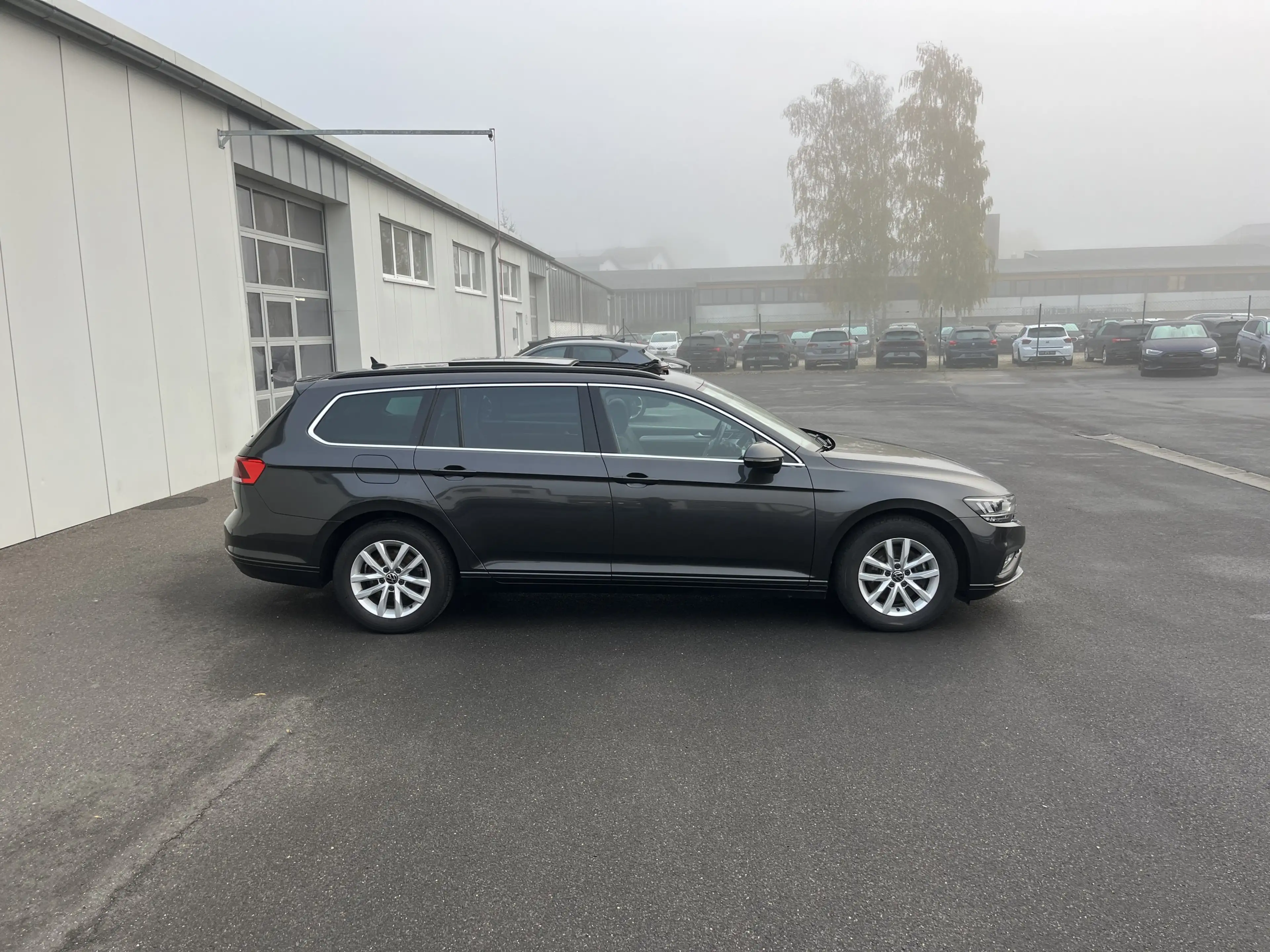 Volkswagen Passat Variant 2.0 TDI DSG Business AHK PANO Navi TravelAssist LE — photo 6