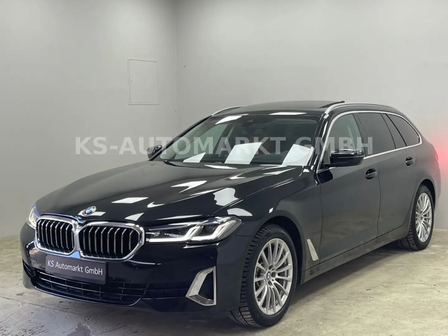 BMW 520 i*Touring*Luxury*Panorama*HeadUp*LASER*AHK* Zwart - 1