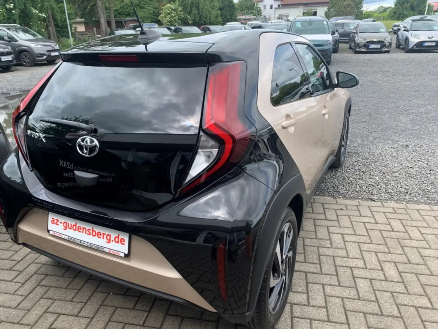 Toyota Aygo X Team D 1,0 l Apple CarPlay Android Auto Musikstrea Beige - 2