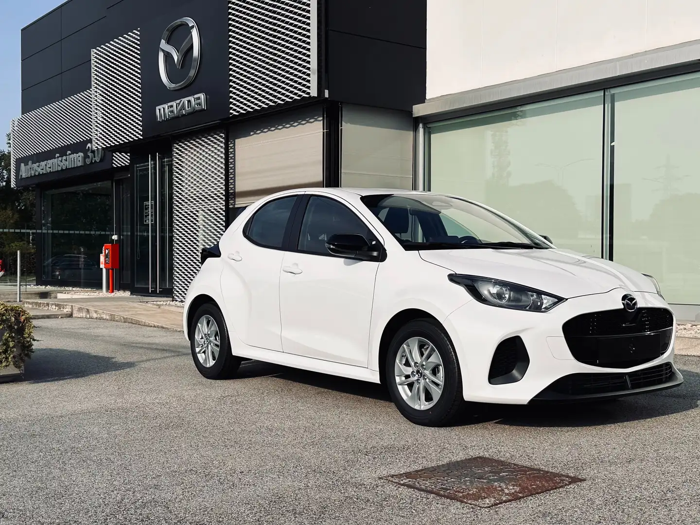 Mazda 2 1.5 vvt full hybrid electric Centre Line Bianco - 1