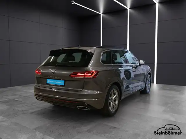 Volkswagen Touareg view 8