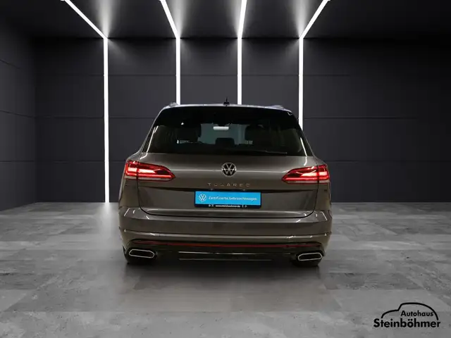 Volkswagen Touareg view 5