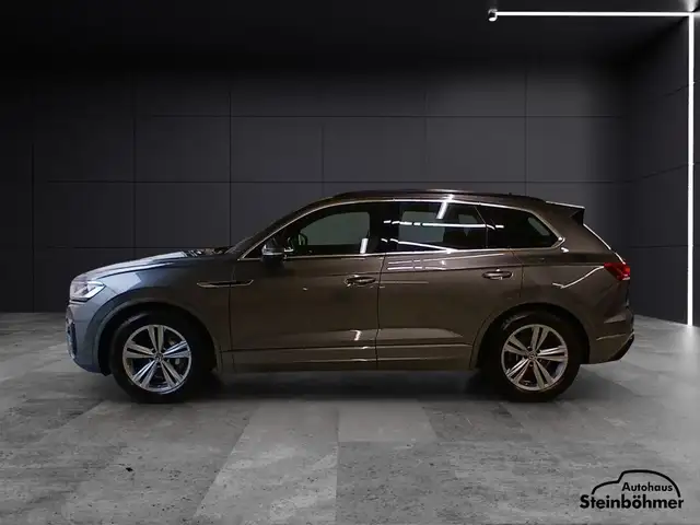 Volkswagen Touareg view 3