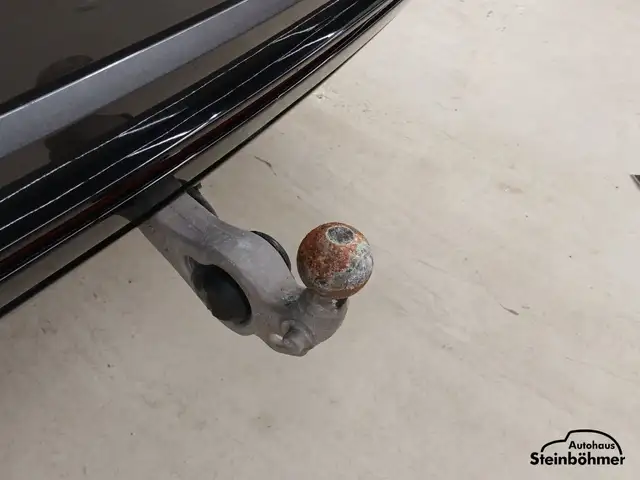 Volkswagen Touareg view 7