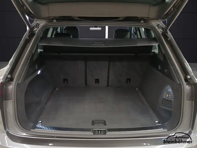 Volkswagen Touareg view 6