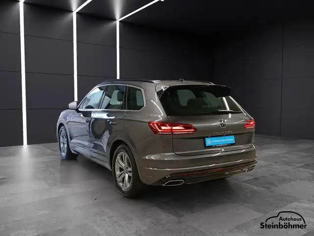Volkswagen Touareg view 4